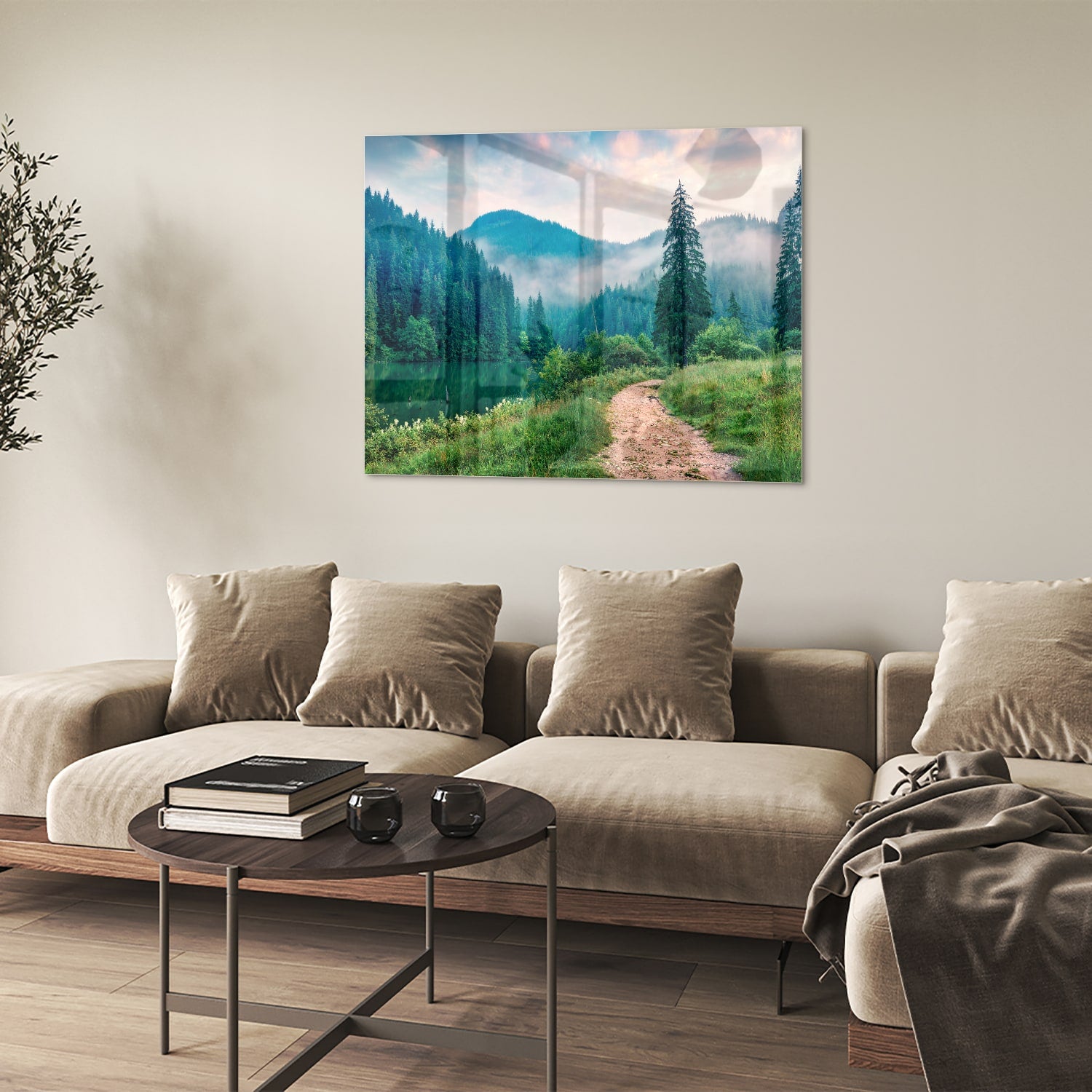 Glazen schilderij van een berglandschap met een pad en bomen
