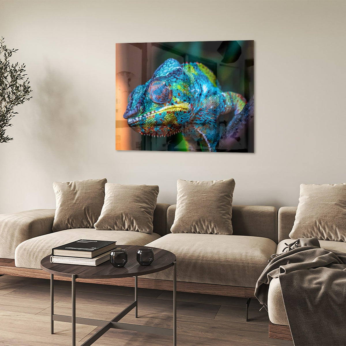 Glazen schilderij van een kleurrijk chameleon hangt aan de muur
