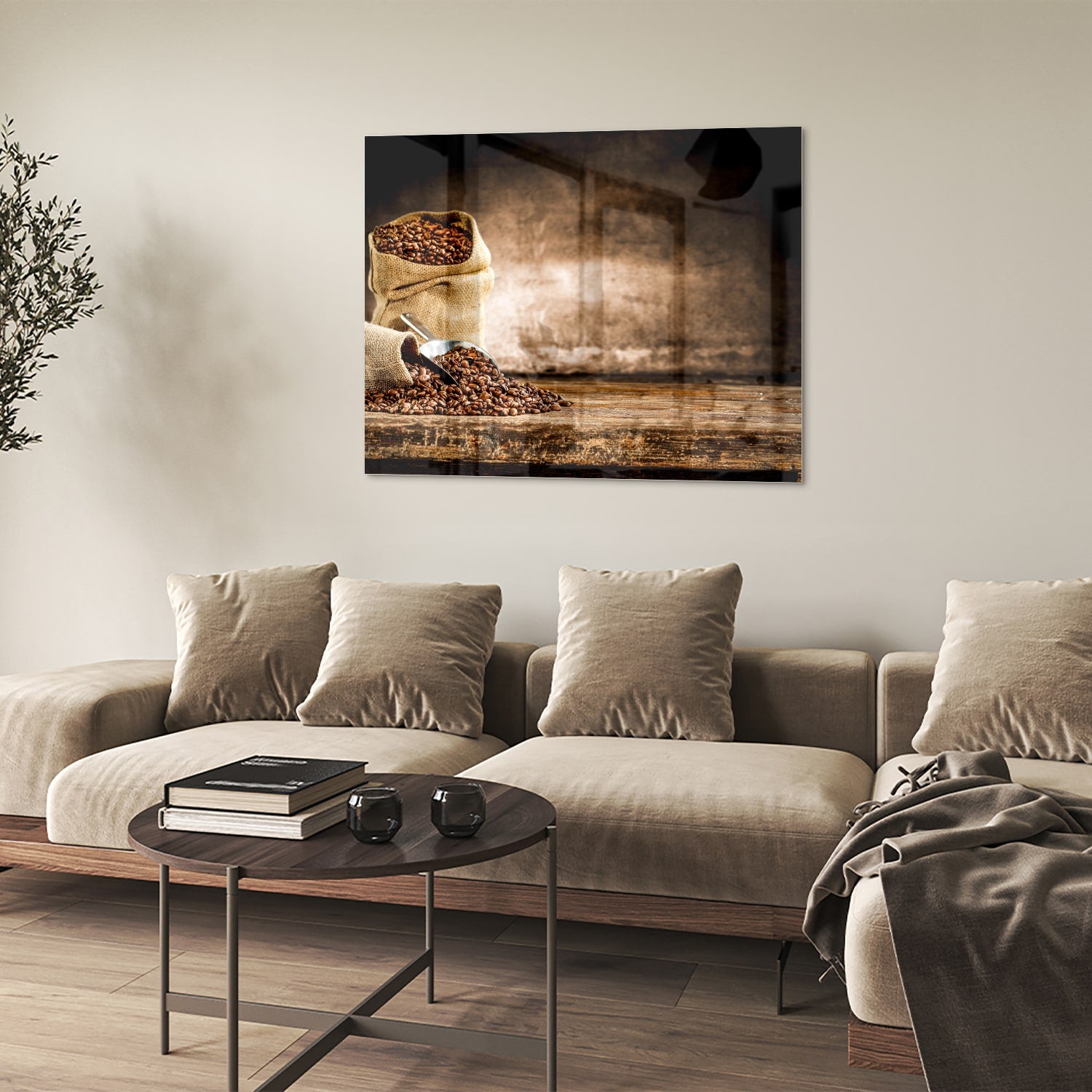 Glazen schilderij met koffiezakken en koffiebonen op een muur.