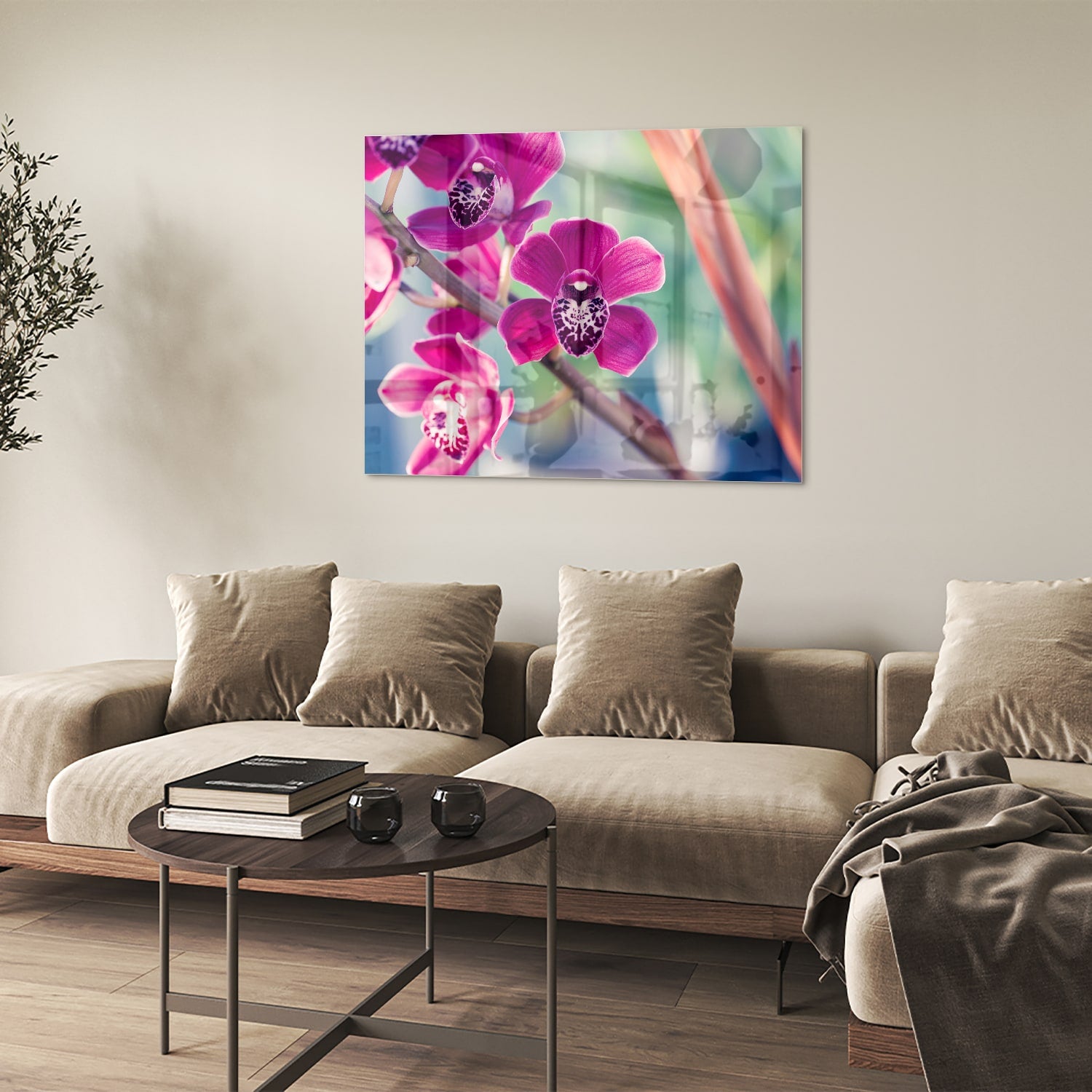 Glazen schilderij van paarse orchideen aan de muur in sfeervolle woonkamer.