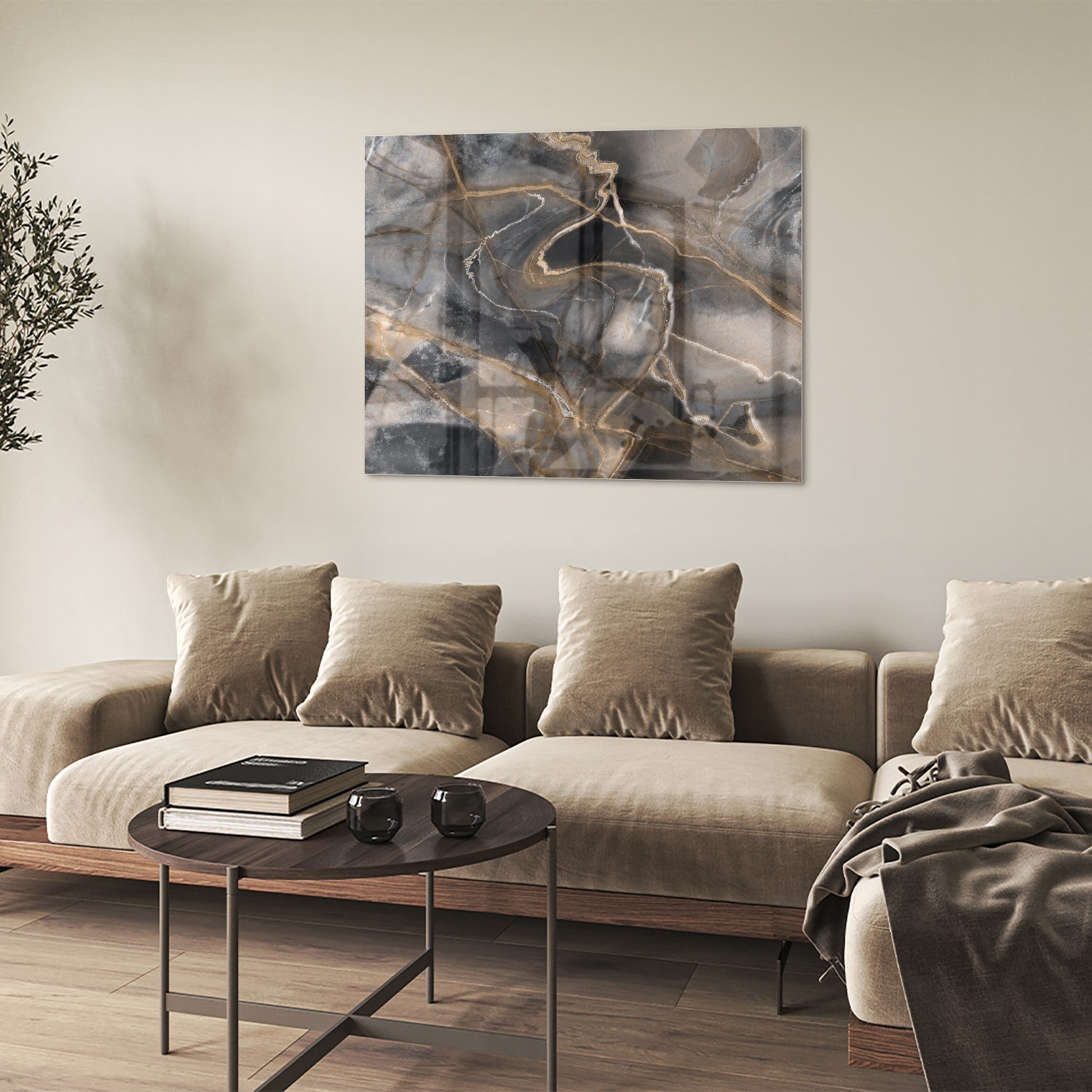 Abstract glazen schilderij met zwarte en gouden lijnen aan de muur.