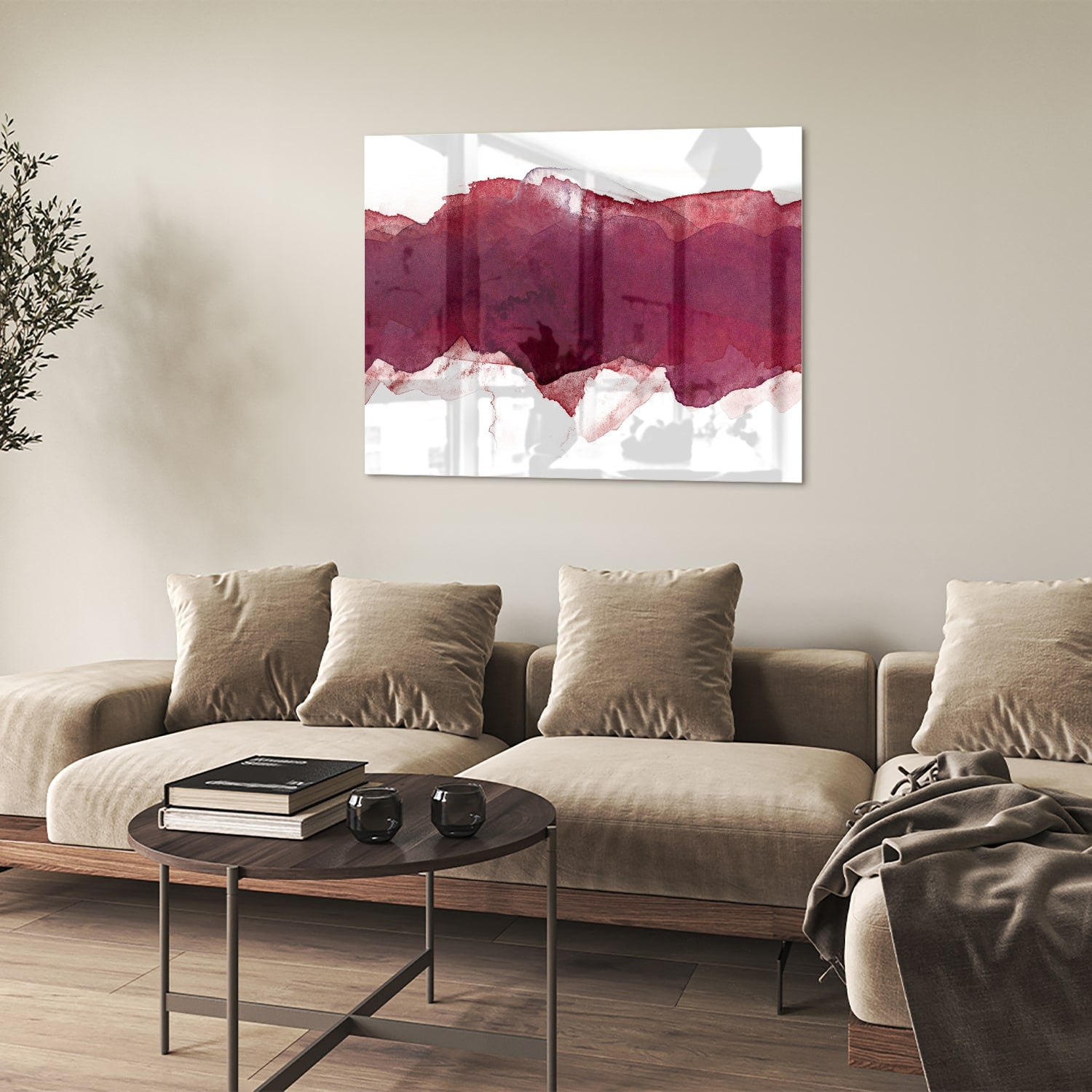Abstract glas schilderij in dieprood gehangen boven een moderne kast