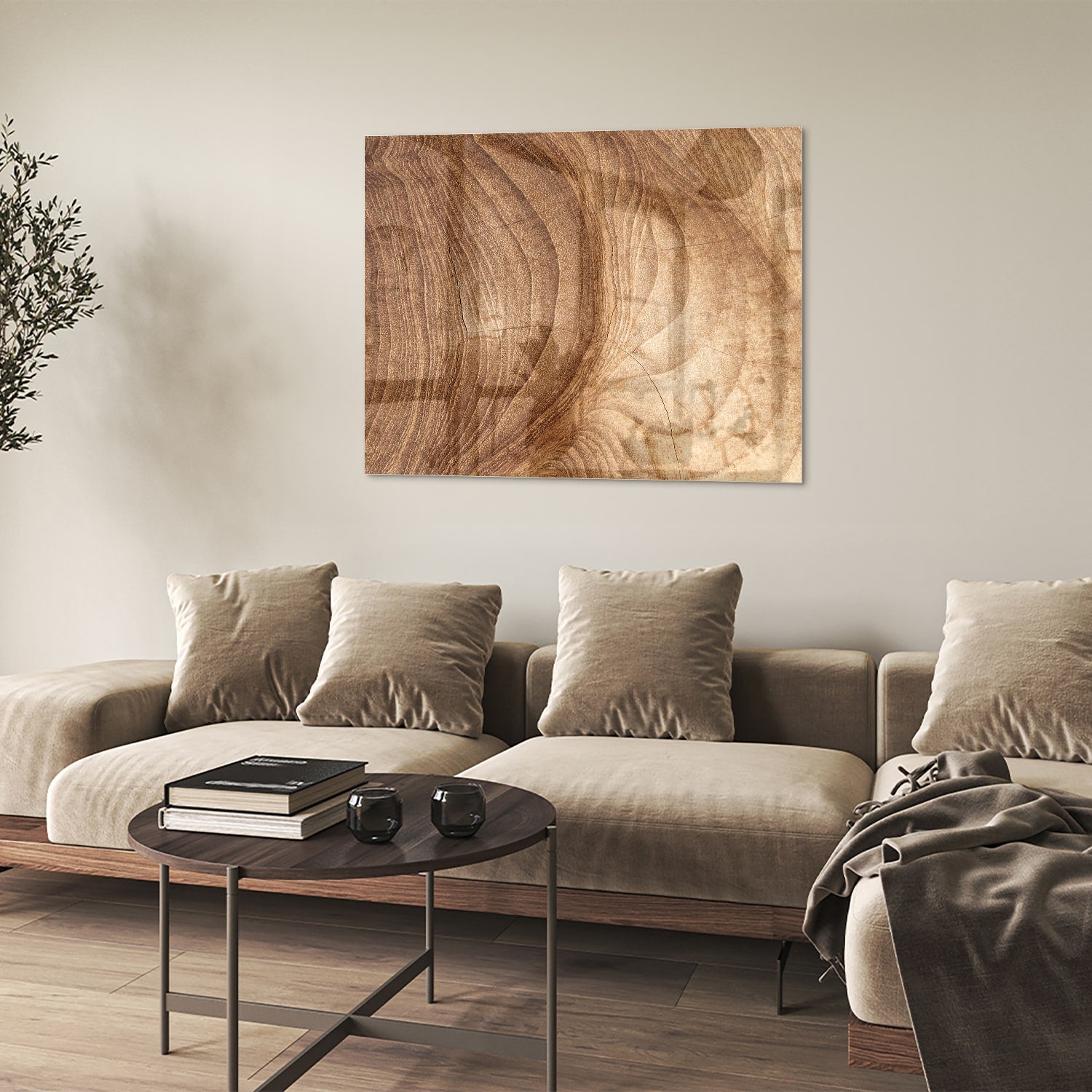 Glazen schilderij met een ontwerp in houttinten, hangt aan de muur.