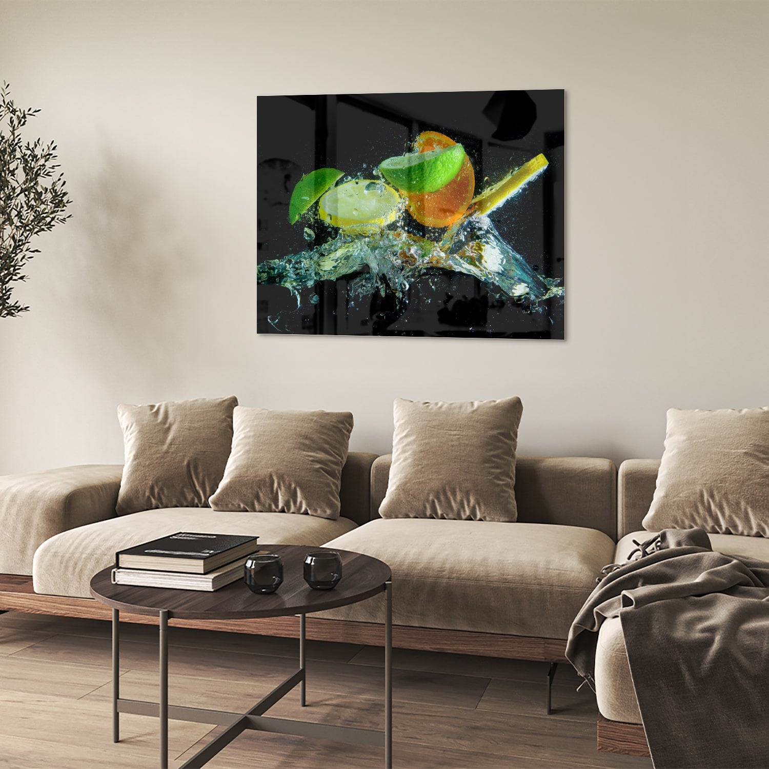 Glas schilderij met kleurrijke citrusvruchten en waterdruppels op een zwarte achtergrond.