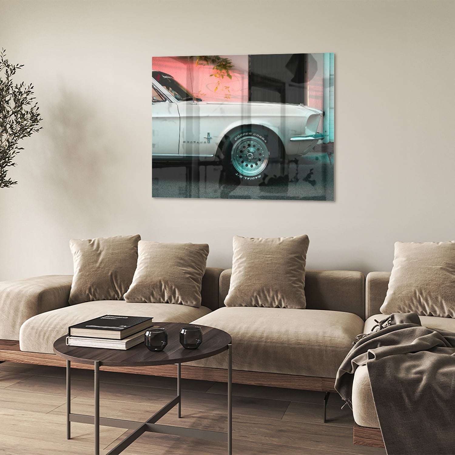 Glazen schilderij van een vintage auto in een sfeervol interieur