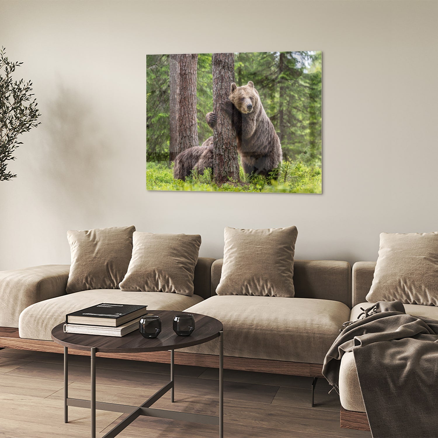 Glazen schilderij van een grizzly beer leunend tegen een boom in de natuur.