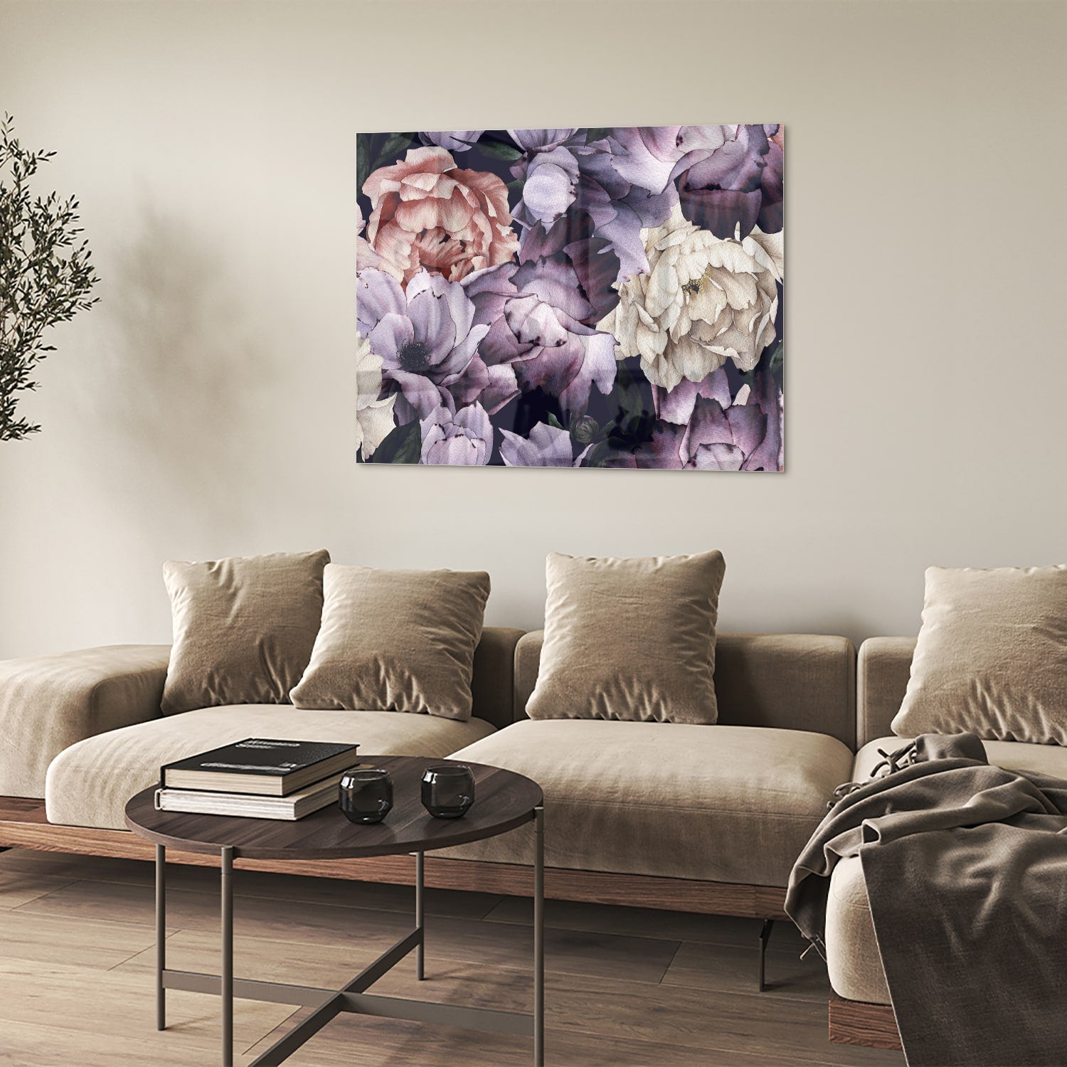 Glas schilderij met paarse en gouden bloemen in een moderne woonkamer