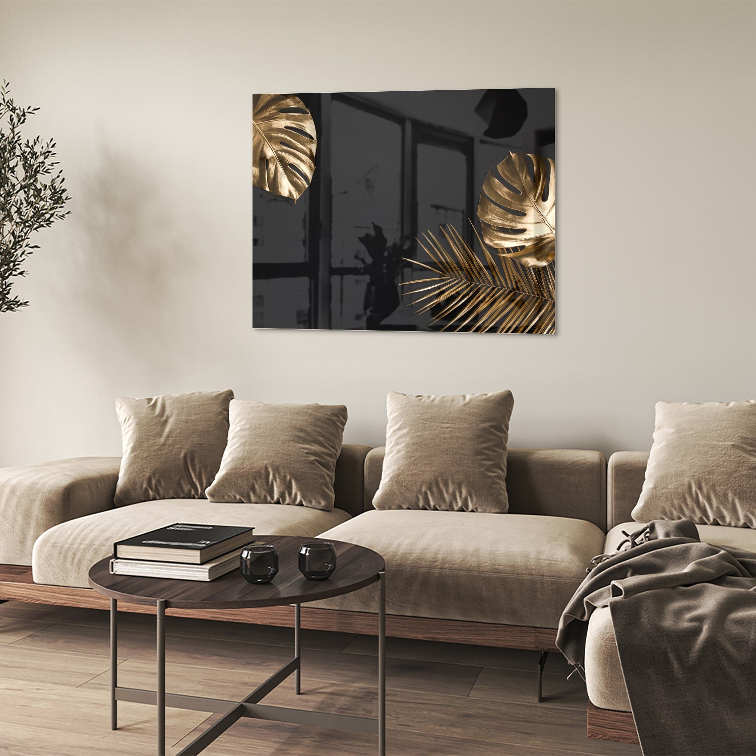 Glazen schilderij met gouden bladeren op een zwarte achtergrond in een woonkamer