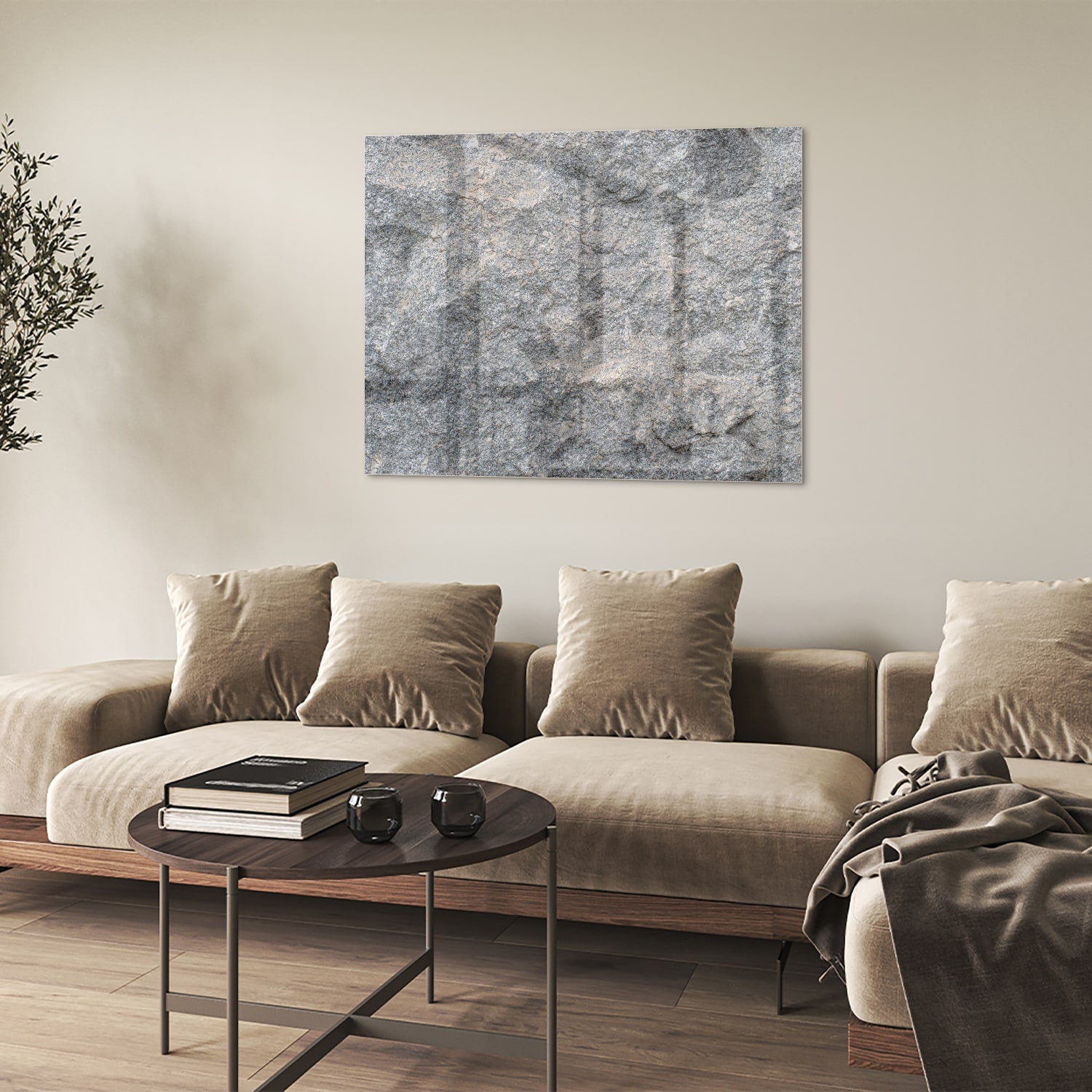 Glazen schilderij met abstracte textuur op muur in moderne woonkamer