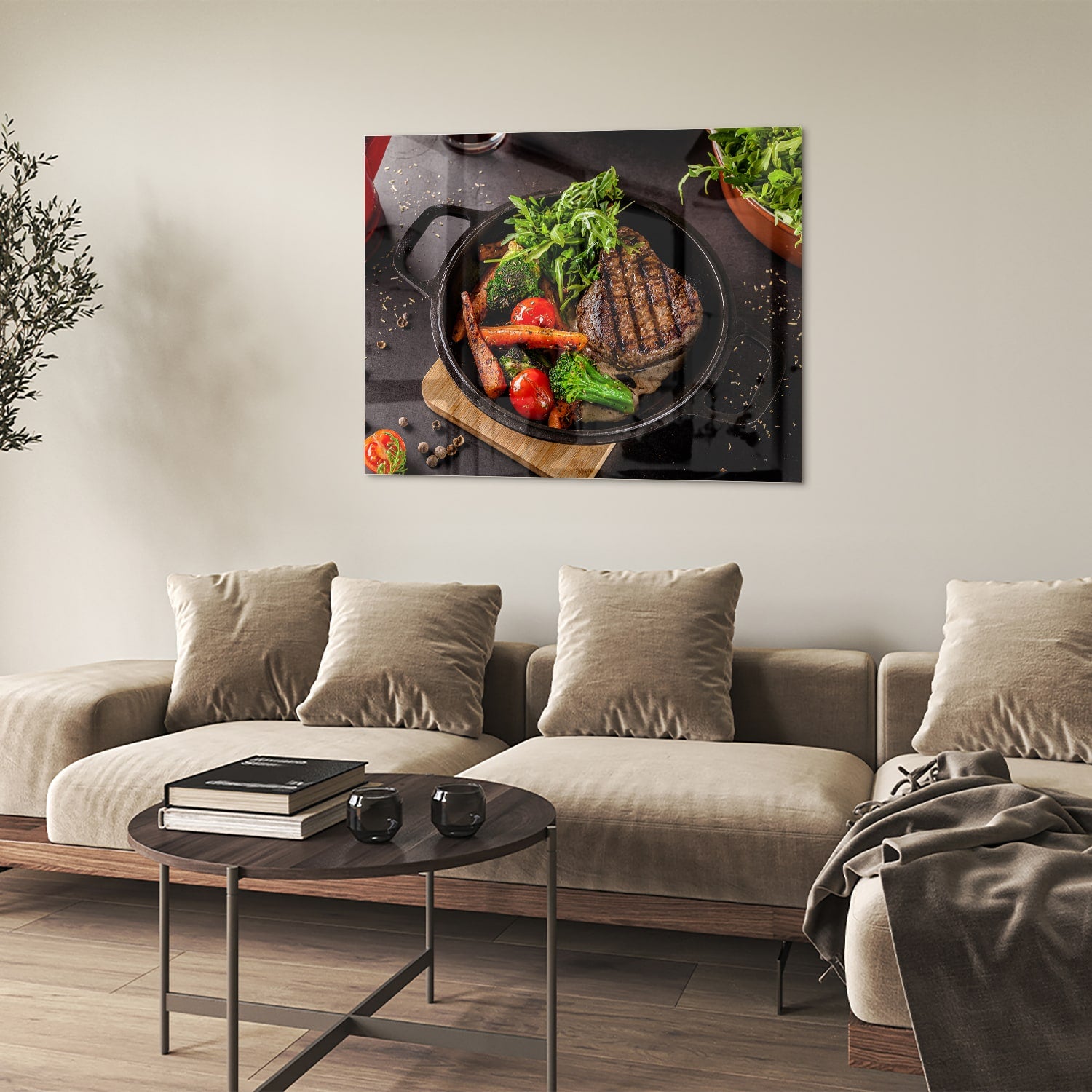 Glazen schilderij met een gegrilde steak en verse groenten in een pan