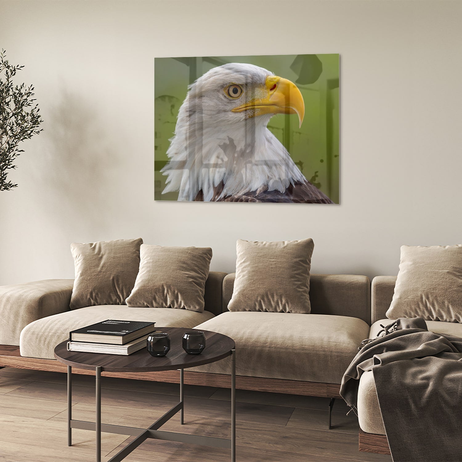 Een prachtig glazen schilderij van een Amerikaanse zeearend met een groene achtergrond.