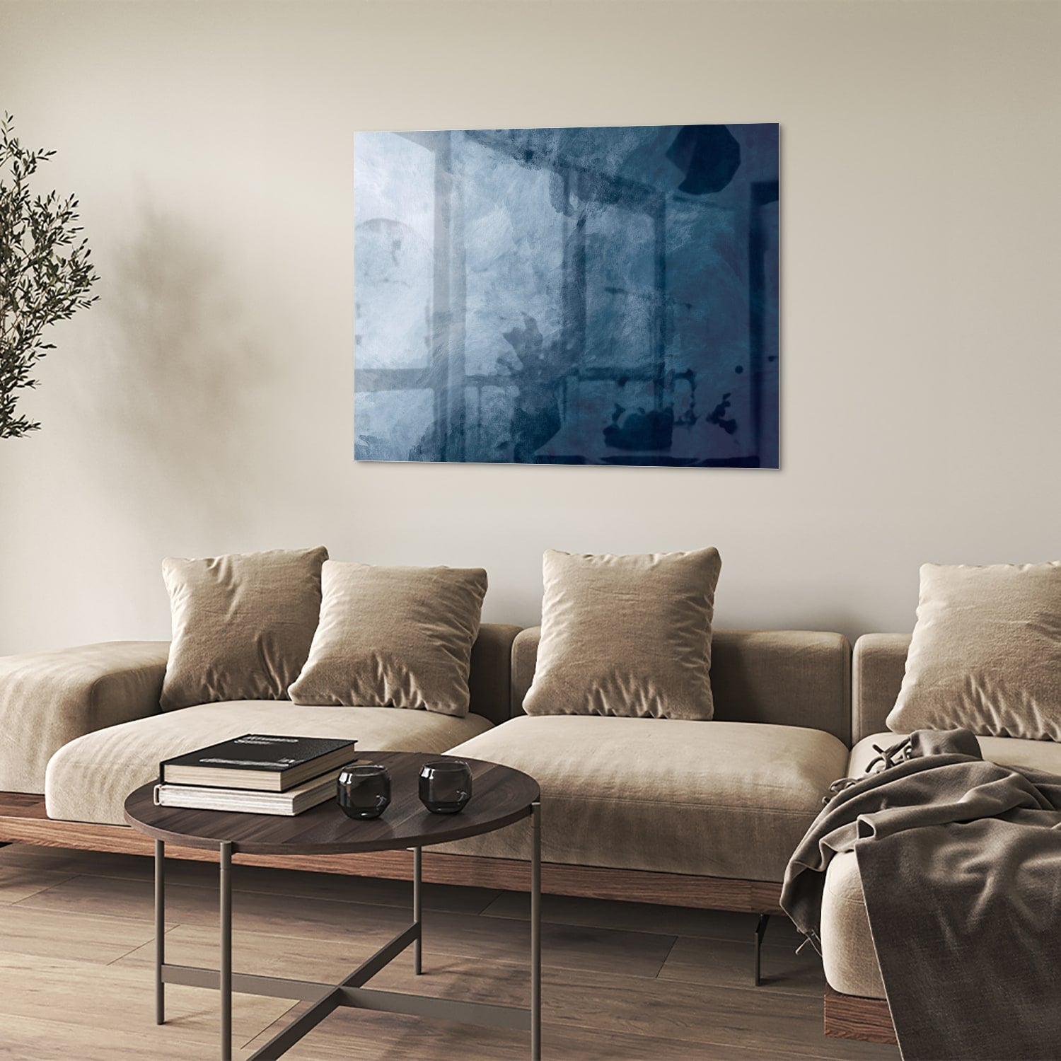 Abstract blauw glas schilderij aan de muur bij een houten meubel.