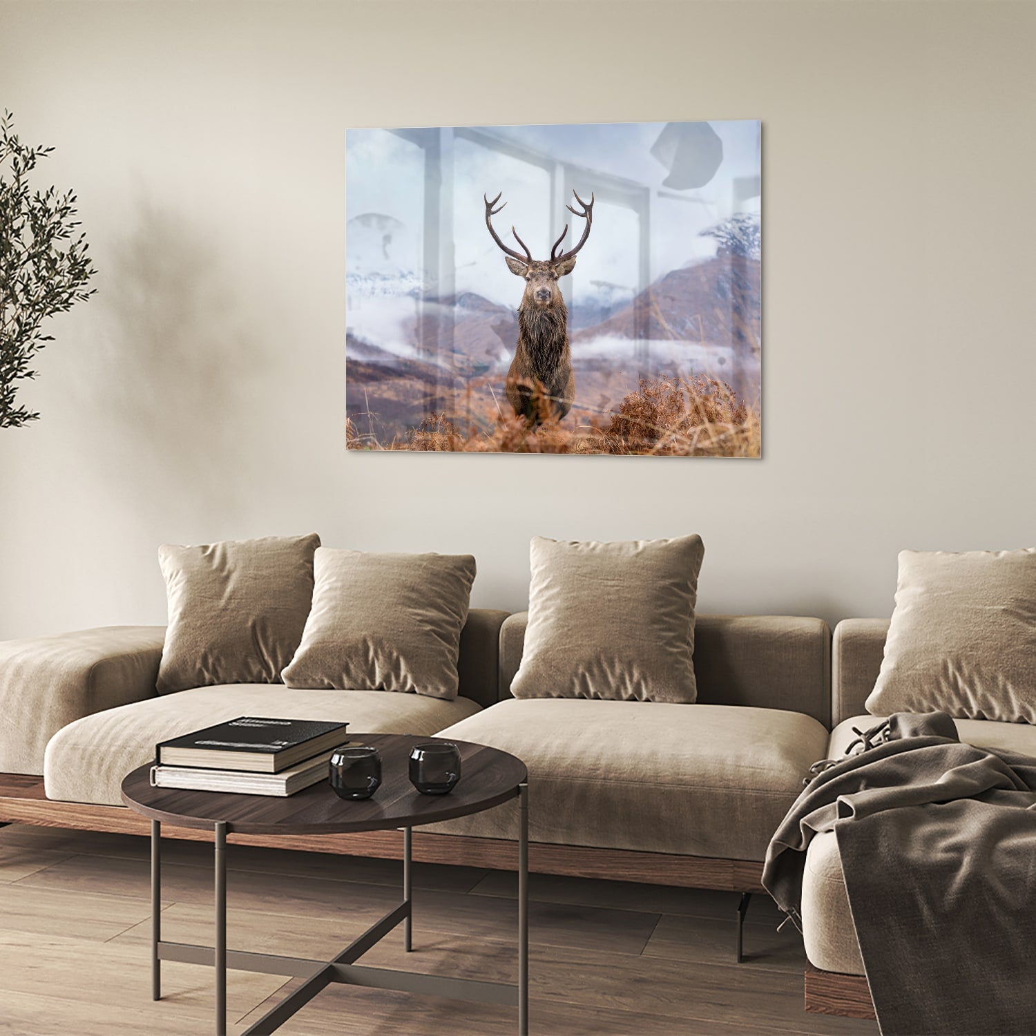 Glazen schilderij van een hert in een berglandschap met natuurlijke kleuren.