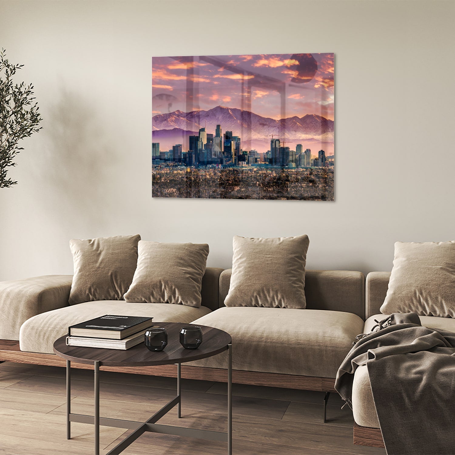 Glazen schilderij van een stadspanorama bij zonsondergang met bergen op de achtergrond.