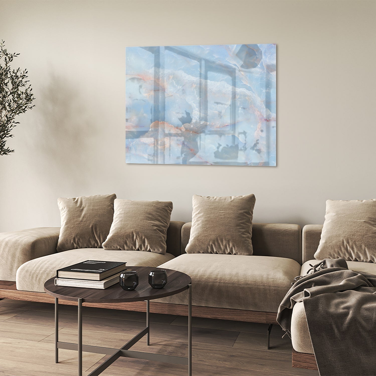 Abstract glazen schilderij in blauw en aardetinten aan de muur.