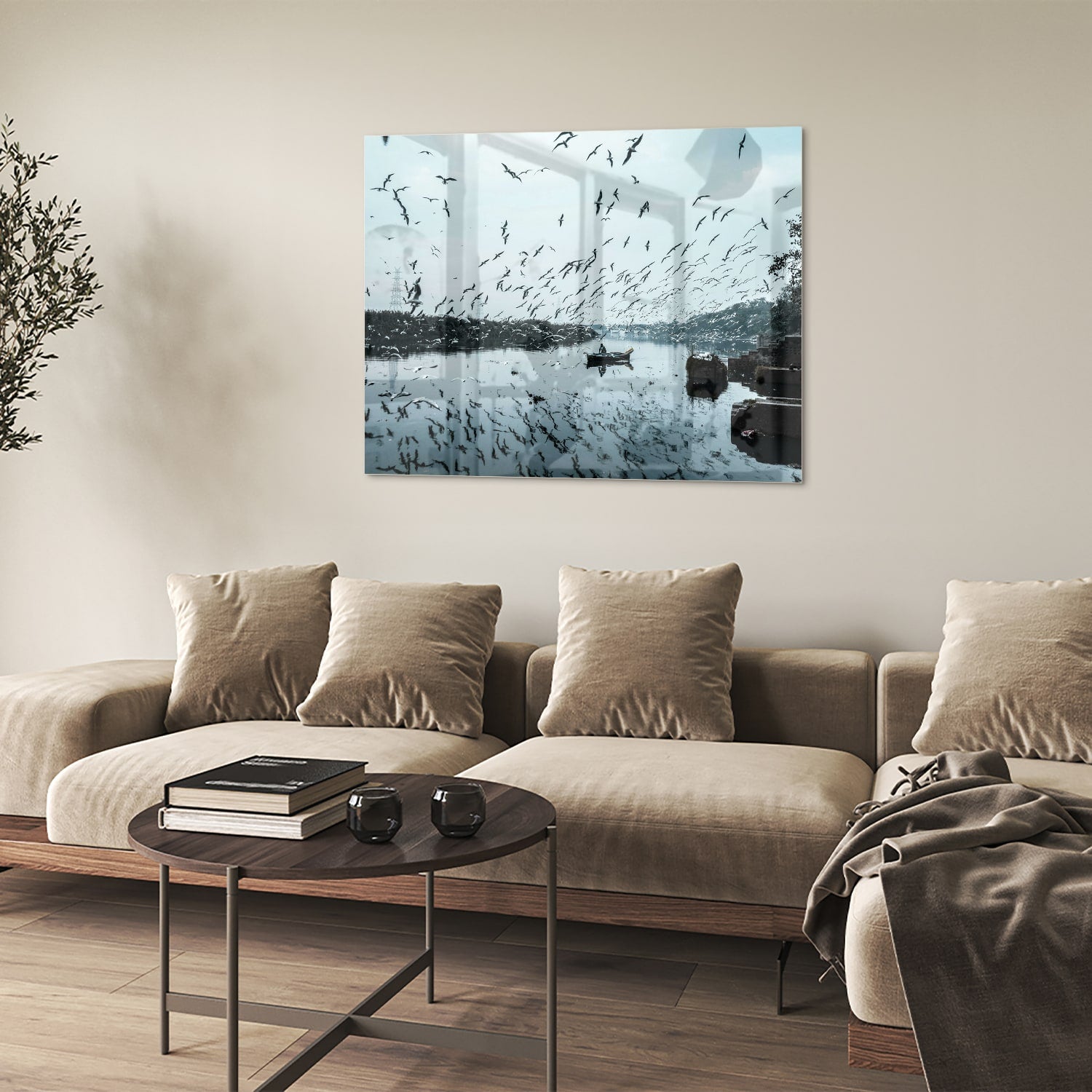 Glazen schilderij van vogels boven kalm water met reflecties.