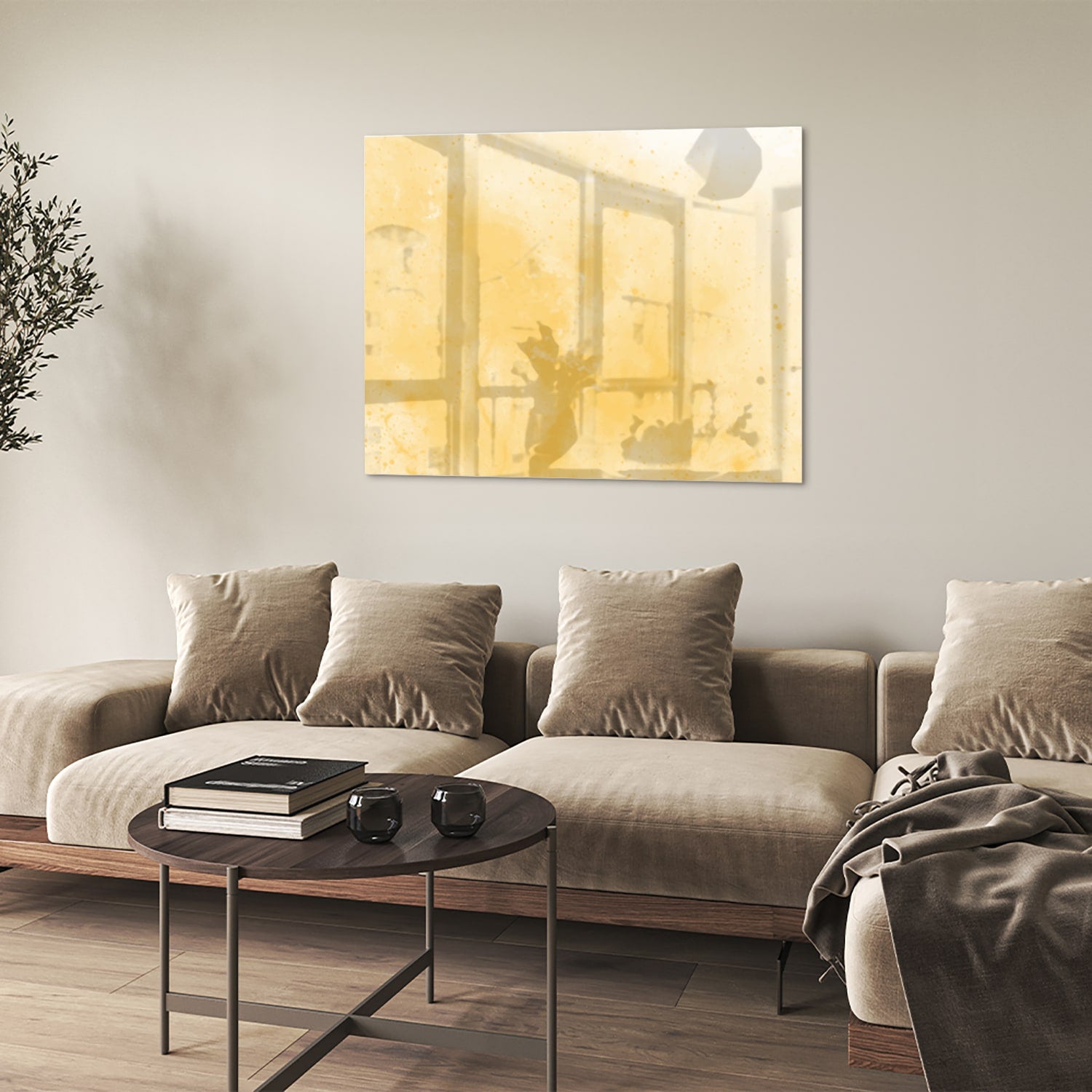 Abstract glazen schilderij in gouden tinten op een witte muur in een moderne woonkamer.