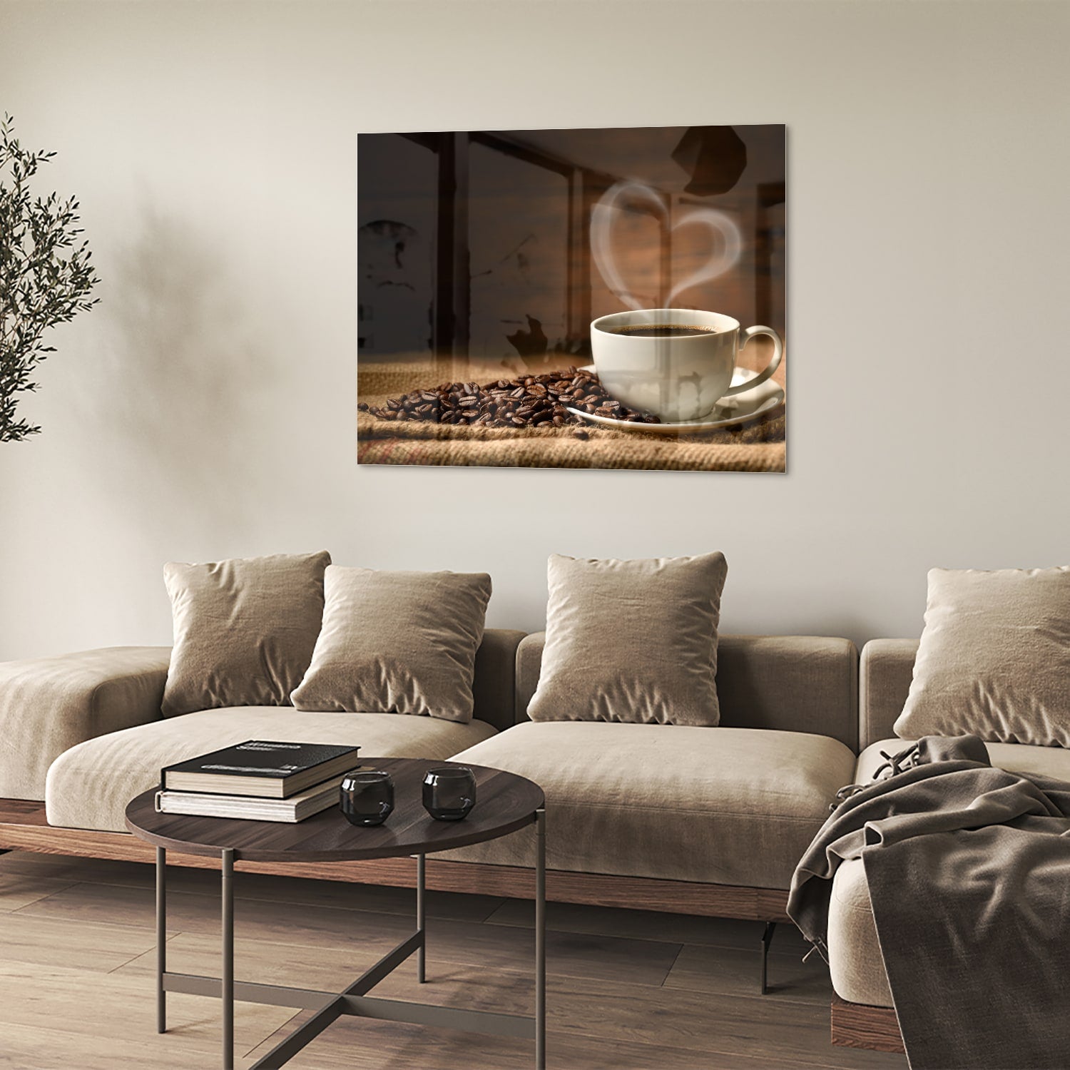 Glazen schilderij van een kop koffie met koffiebonen op een houten tafel.