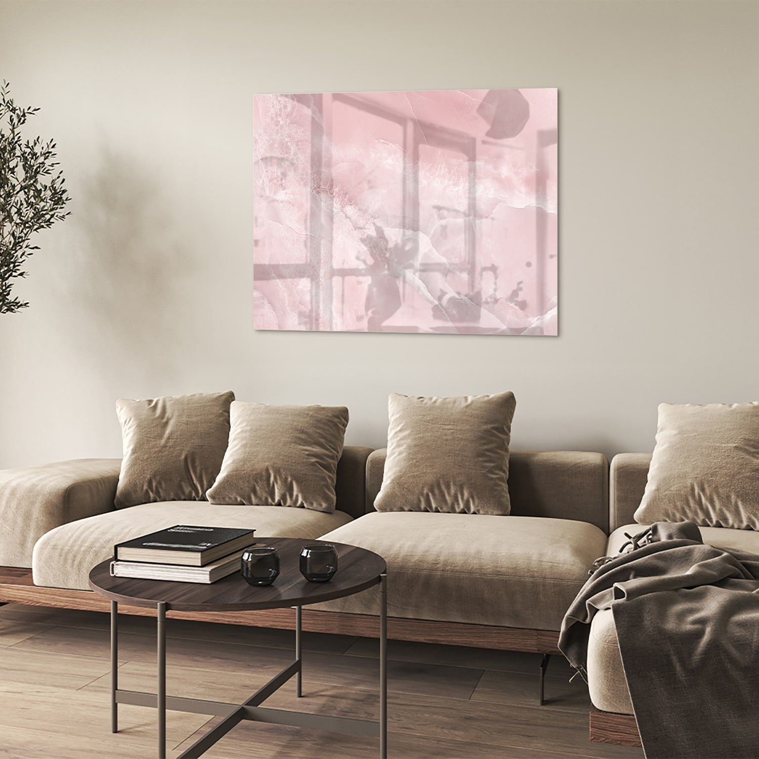 Elegant glazen schilderij in zachte roze tinten boven een houten kast.