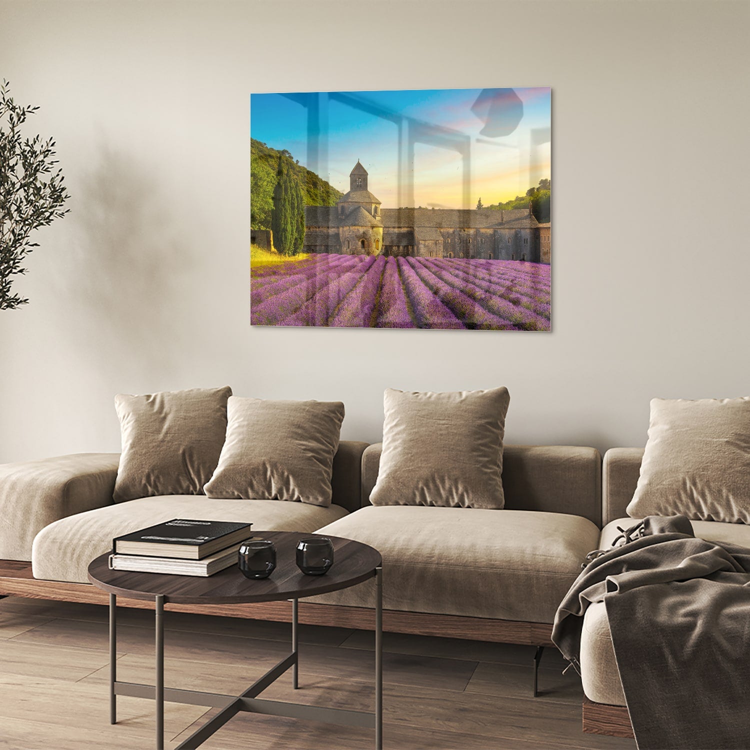 Glazen schilderij van lavendelvelden en een klooster in de Provence