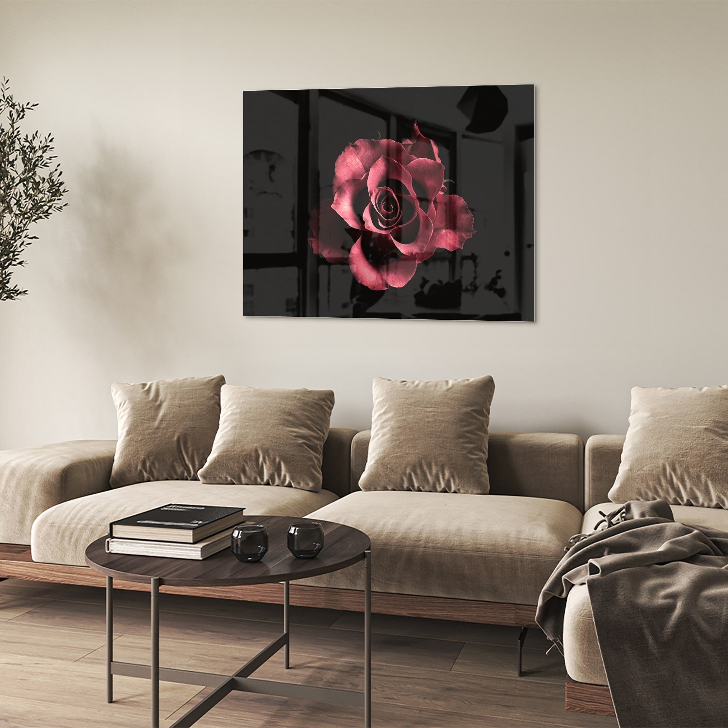 Een elegant glazen schilderij van een roze roos op zwarte achtergrond.