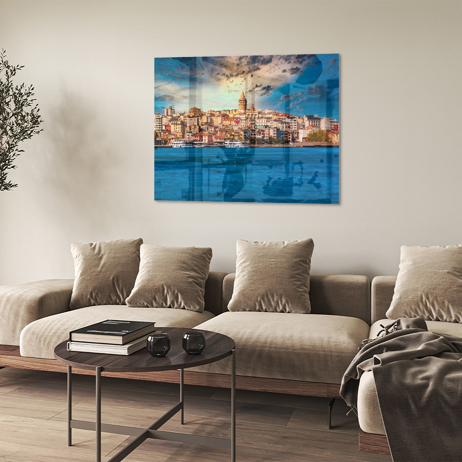 Glazen schilderij van een stad aan zee met kleurrijke gebouwen.