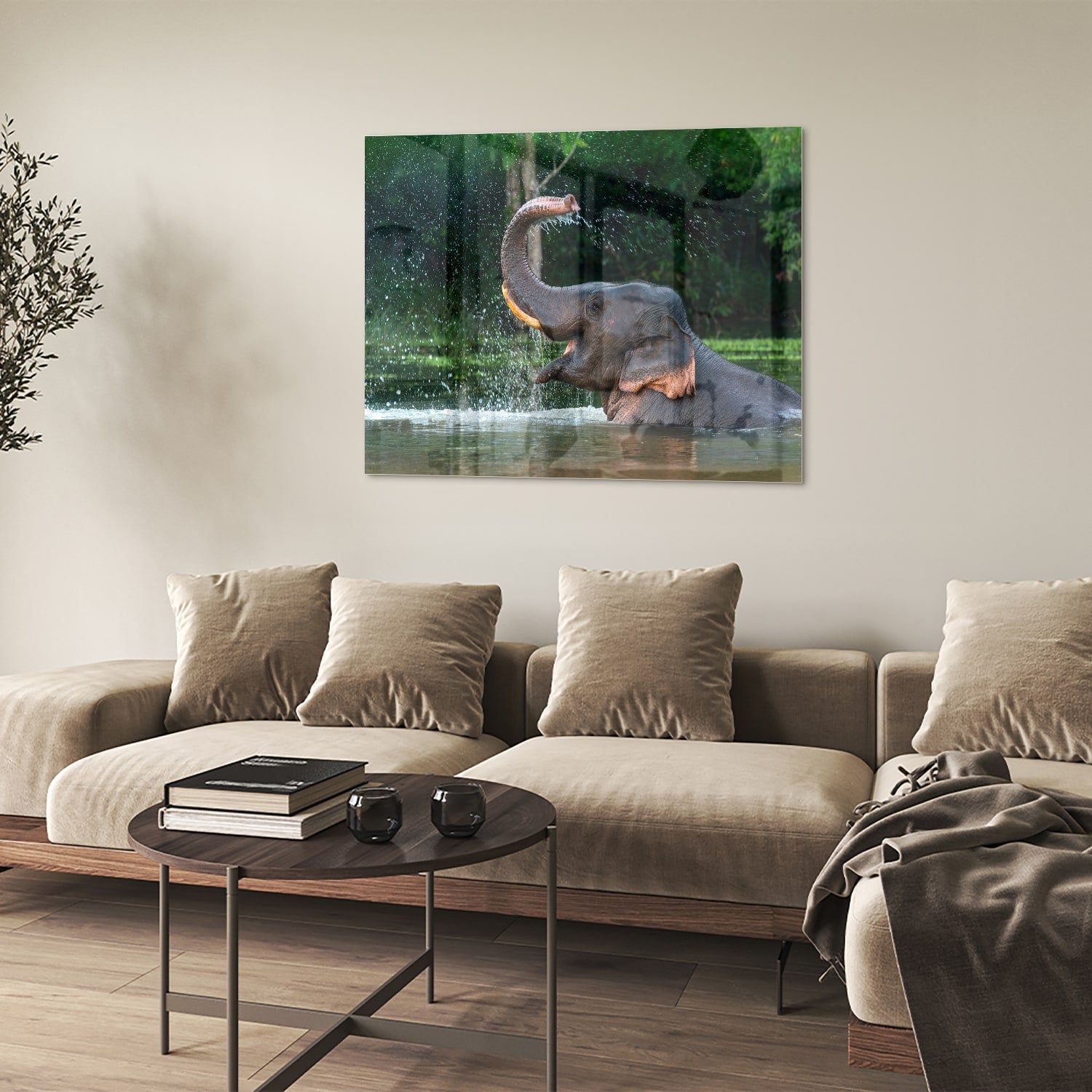 Glazen schilderij van een olifant die speelt in het water