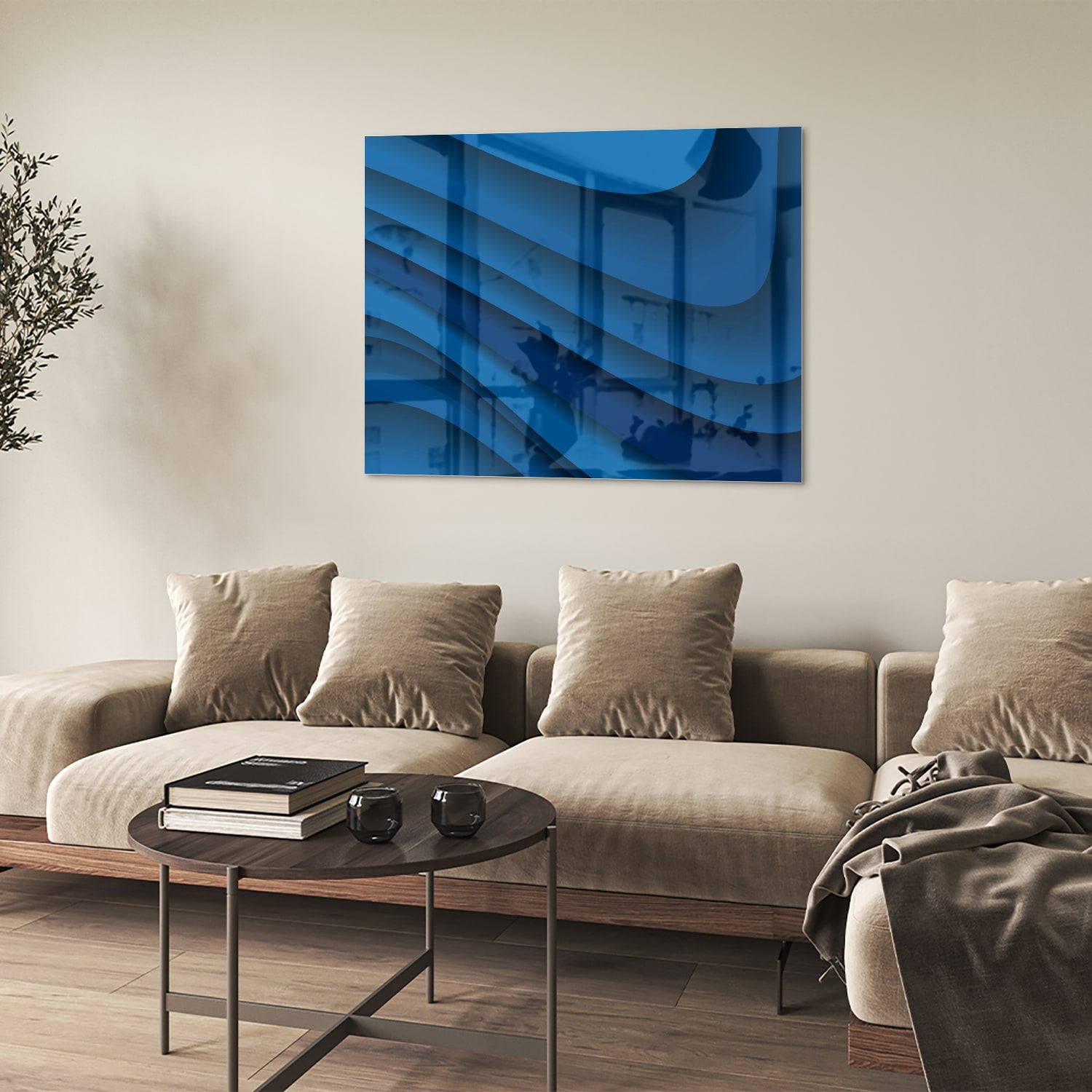 Modern glazen schilderij in abstracte blauwtinten op een muur.
