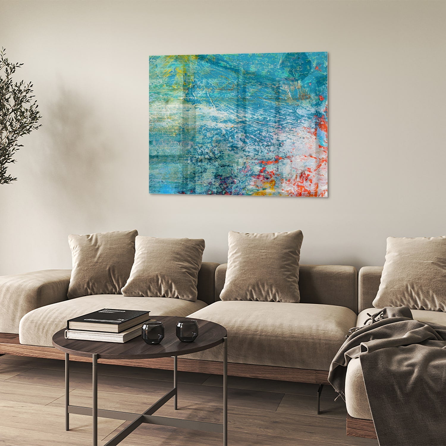 Kleurrijk abstract glazen schilderij aan de muur boven een houten kast