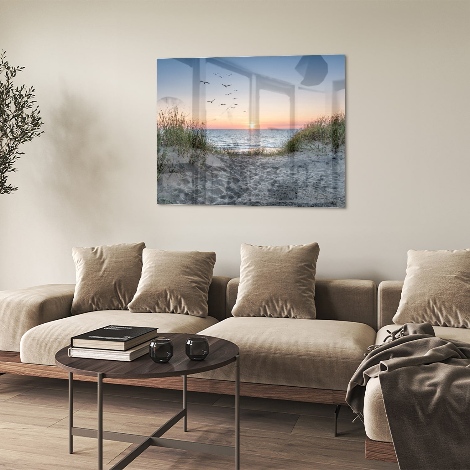 Glazen schilderij van een serene zonsondergang boven de zee met gras en vogels