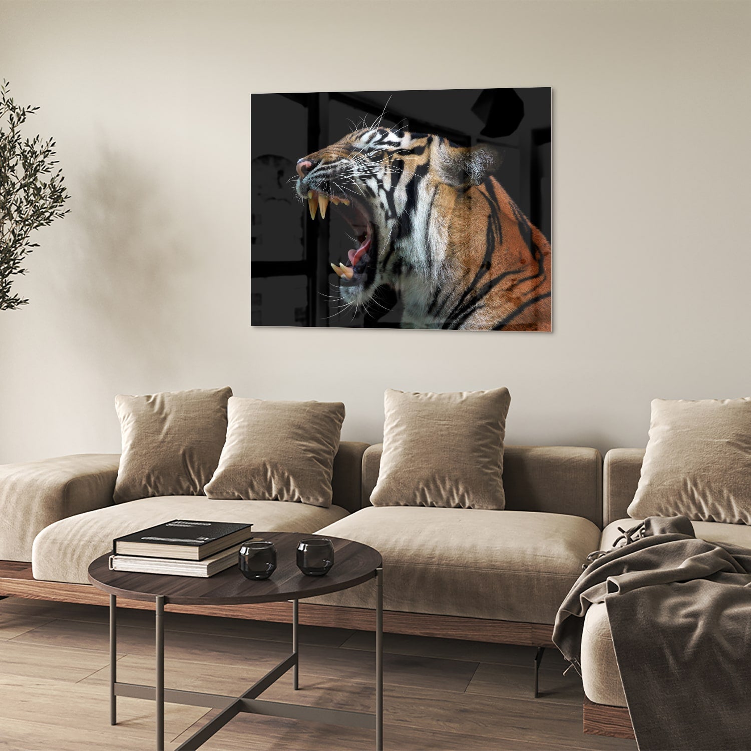 Glazen schilderij van een brullende tijger aan de muur in een stijlvolle kamer.