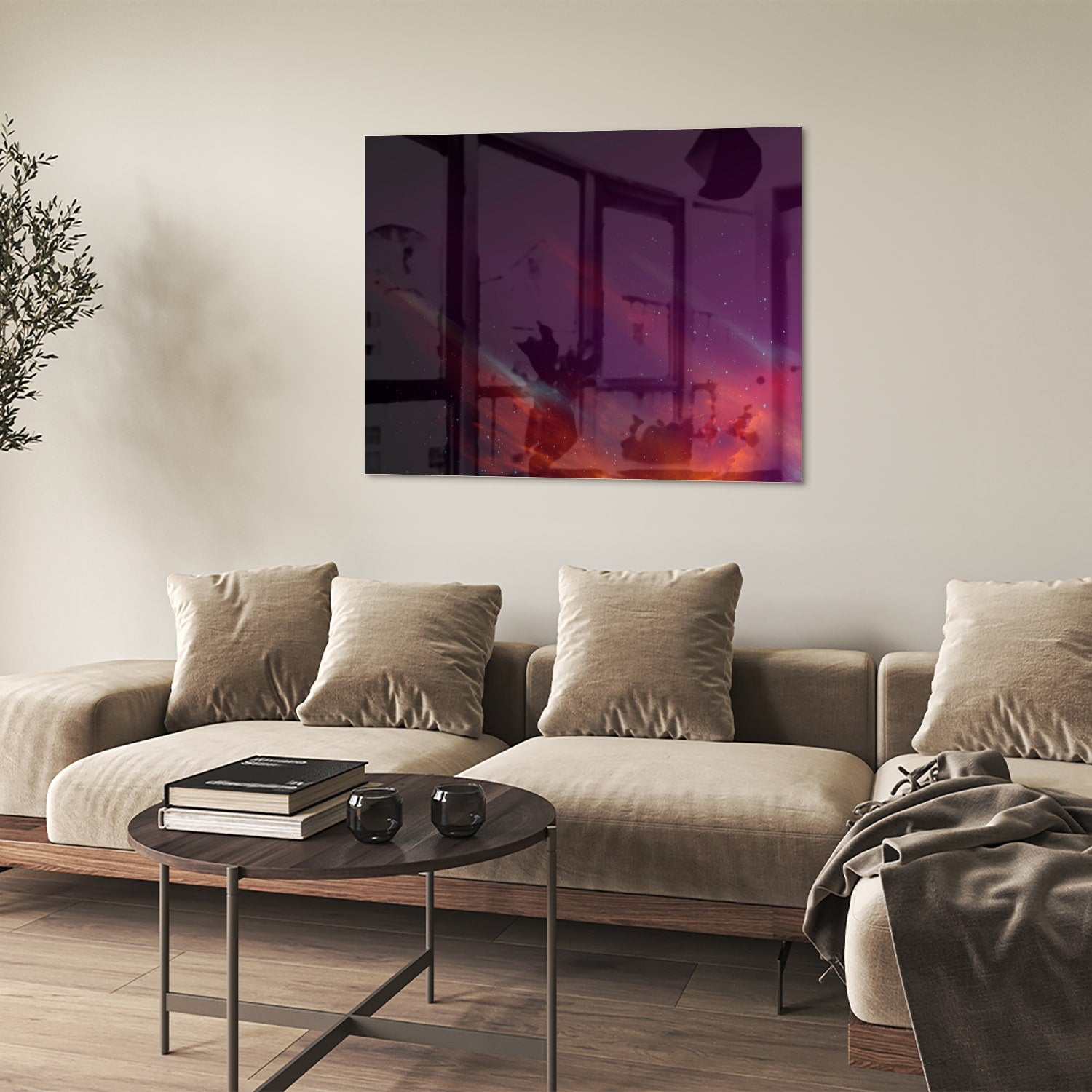 Een kleurrijk glazen schilderij met abstracte vormen in een moderne woonkamer.