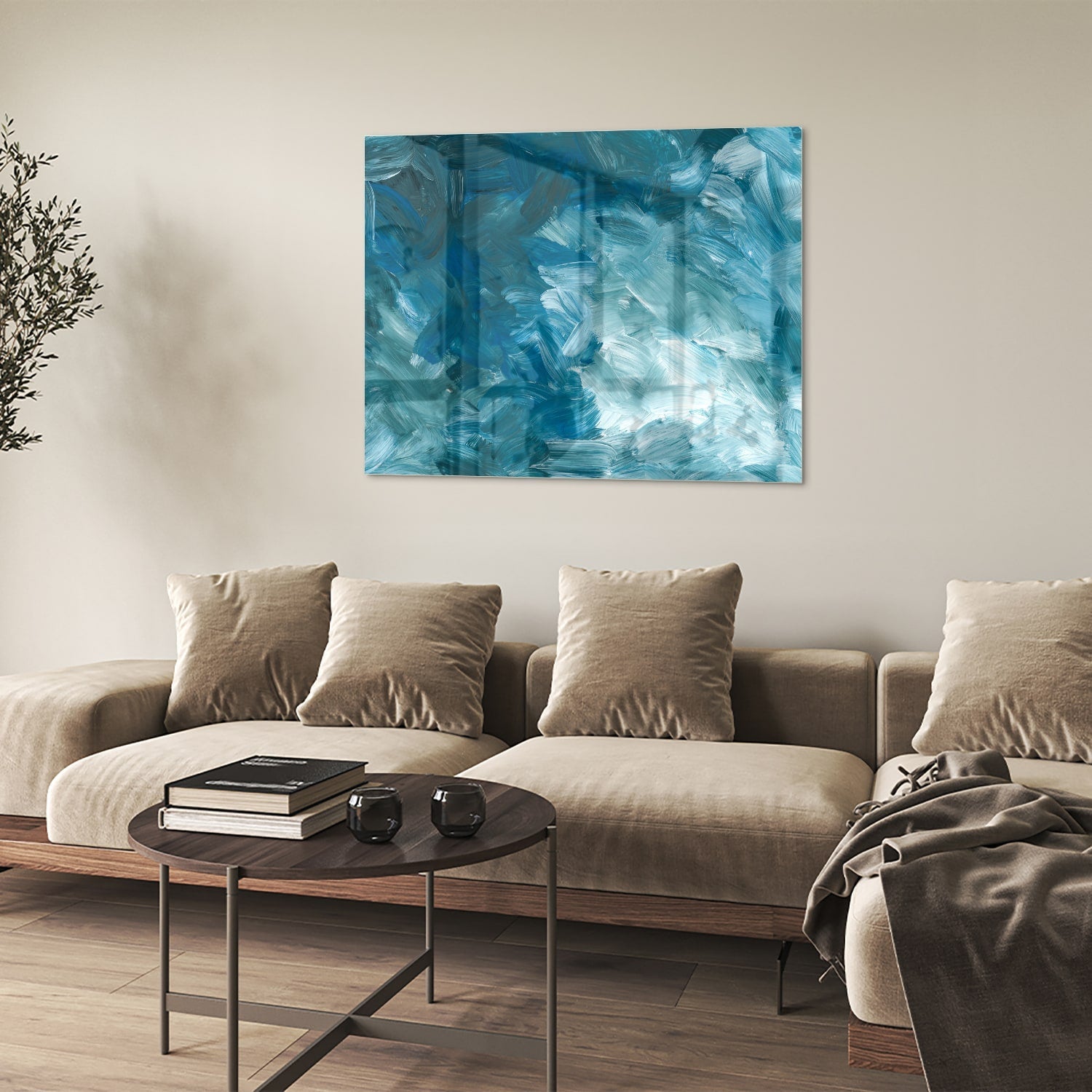 Abstract glazen schilderij met verschillende tinten blauw aan de muur.