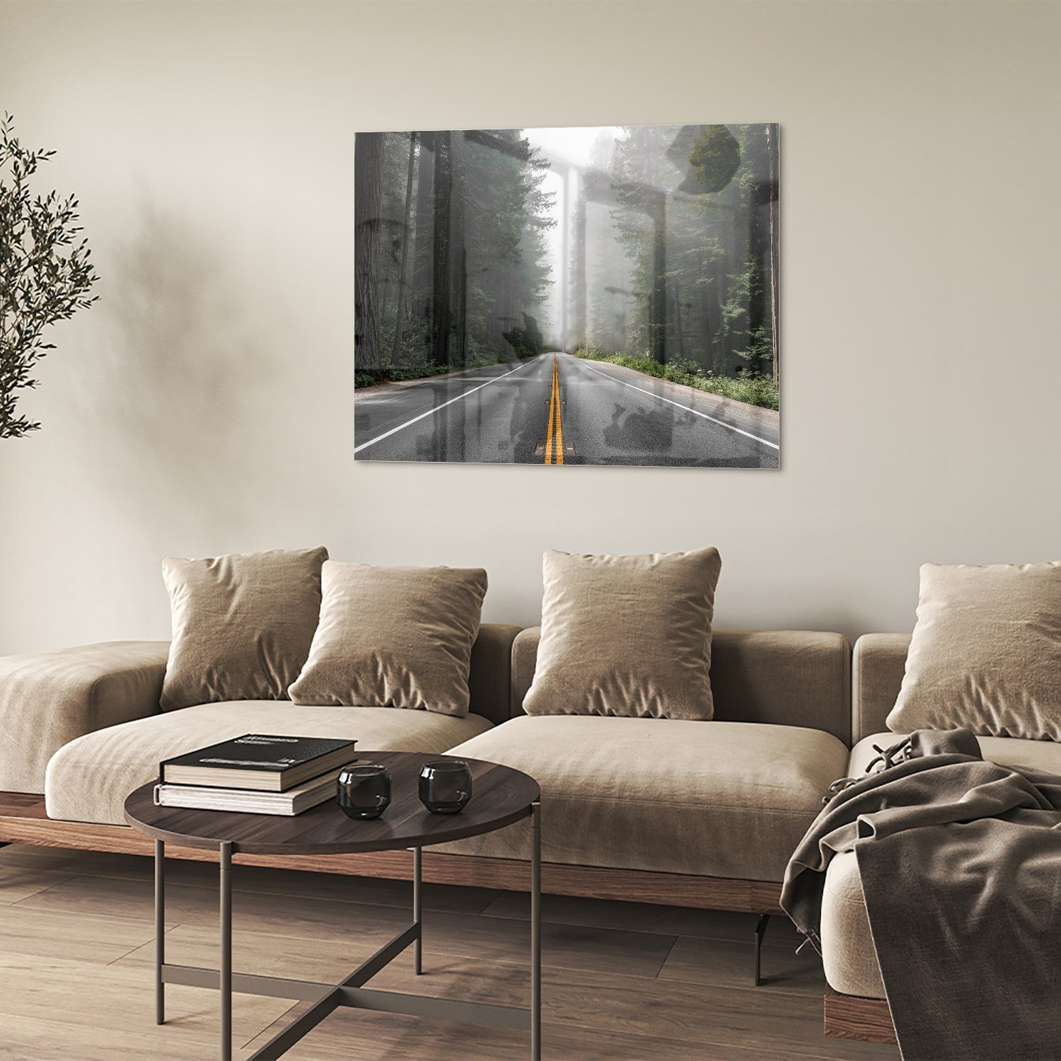 Glazen schilderij van een mistige weg omgeven door bomen in een interieur.
