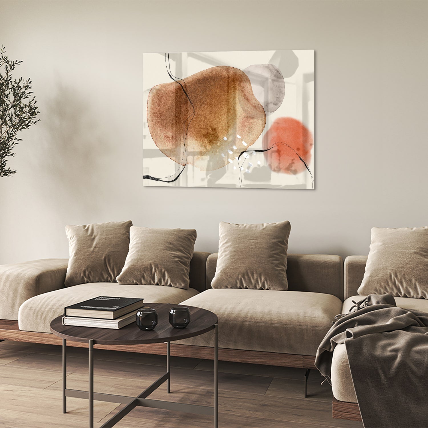 Abstract glazen schilderij met organische vormen in aardetinten.