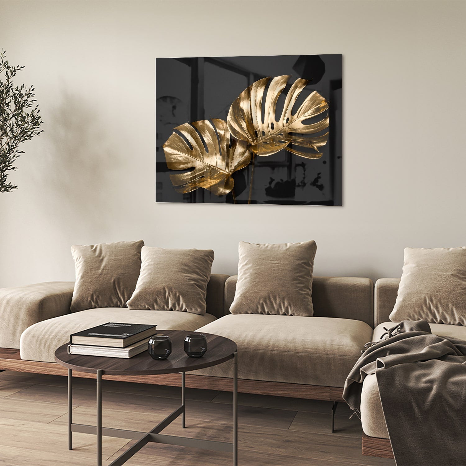 Gouden glazen schilderij met monstera bladeren aan de muur