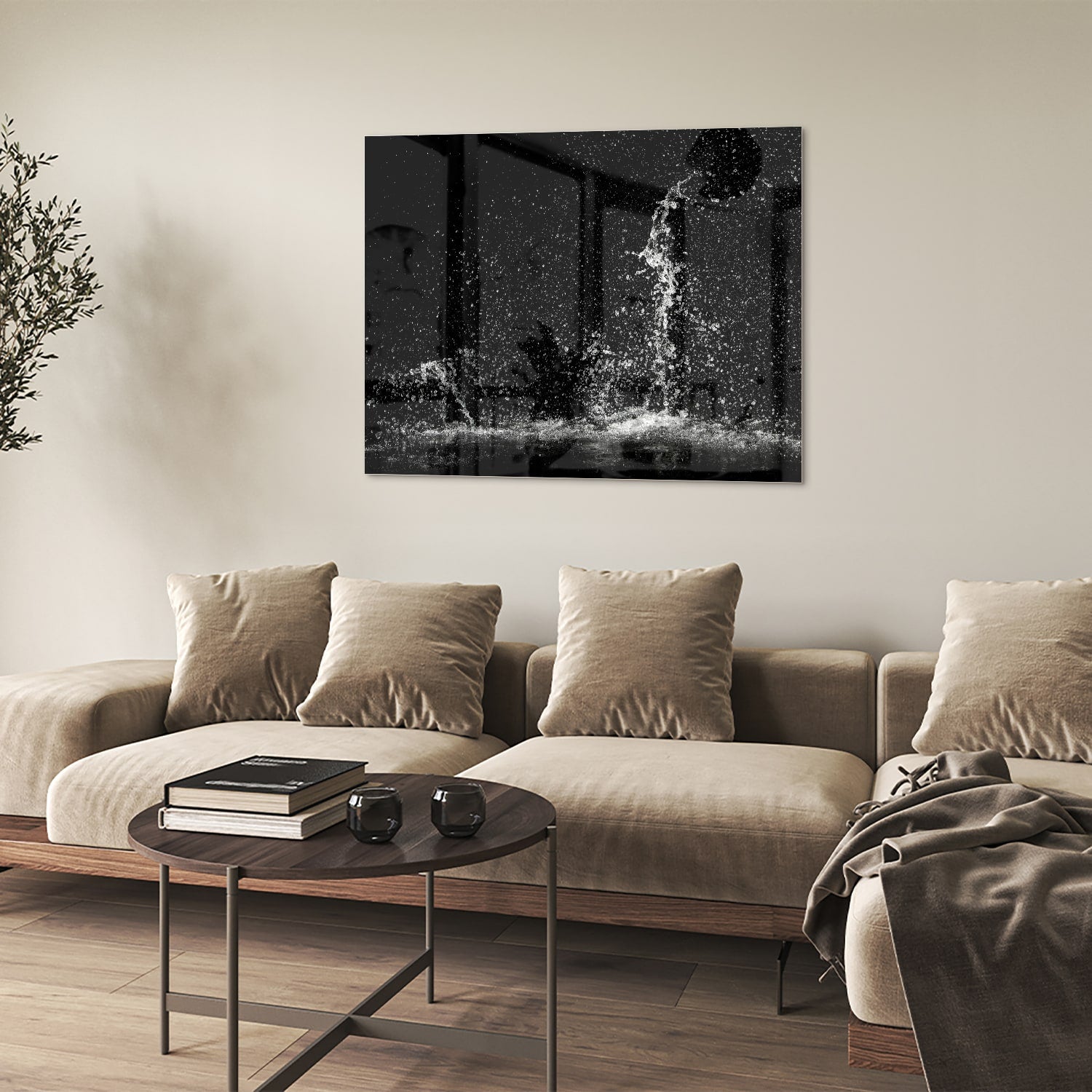 Zwart-wit glazen schilderij met een dynamisch spatwatereffect aan de muur.