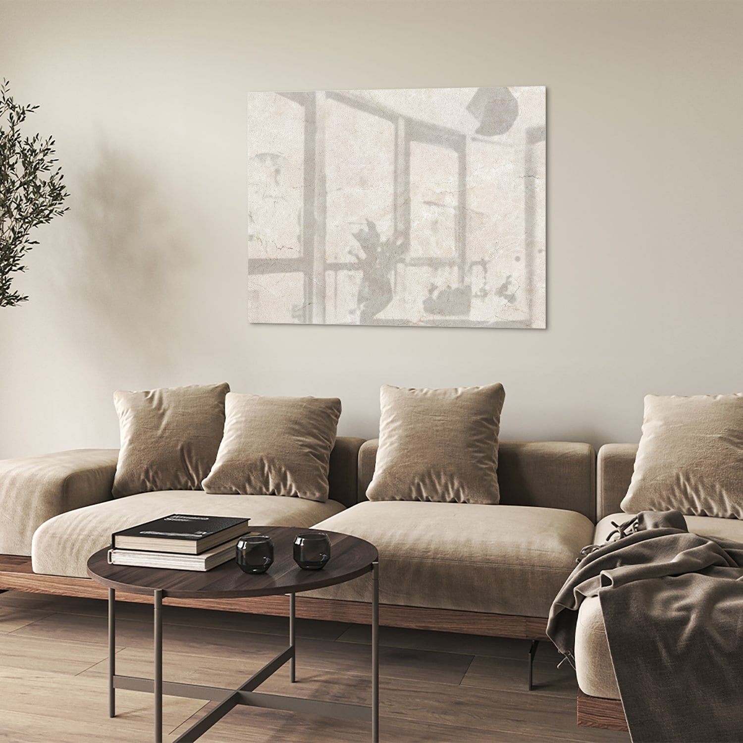 Elegant glazen schilderij met schaduwdetails aan een muur in een moderne woonkamer.