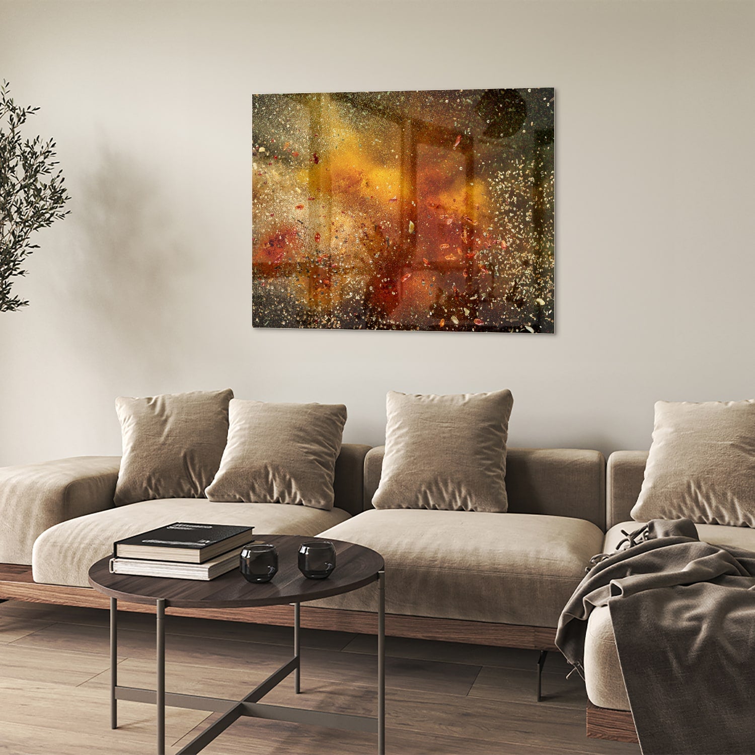 Abstract glazen schilderij met glinsterende warme kleuren in een moderne woonkamer.