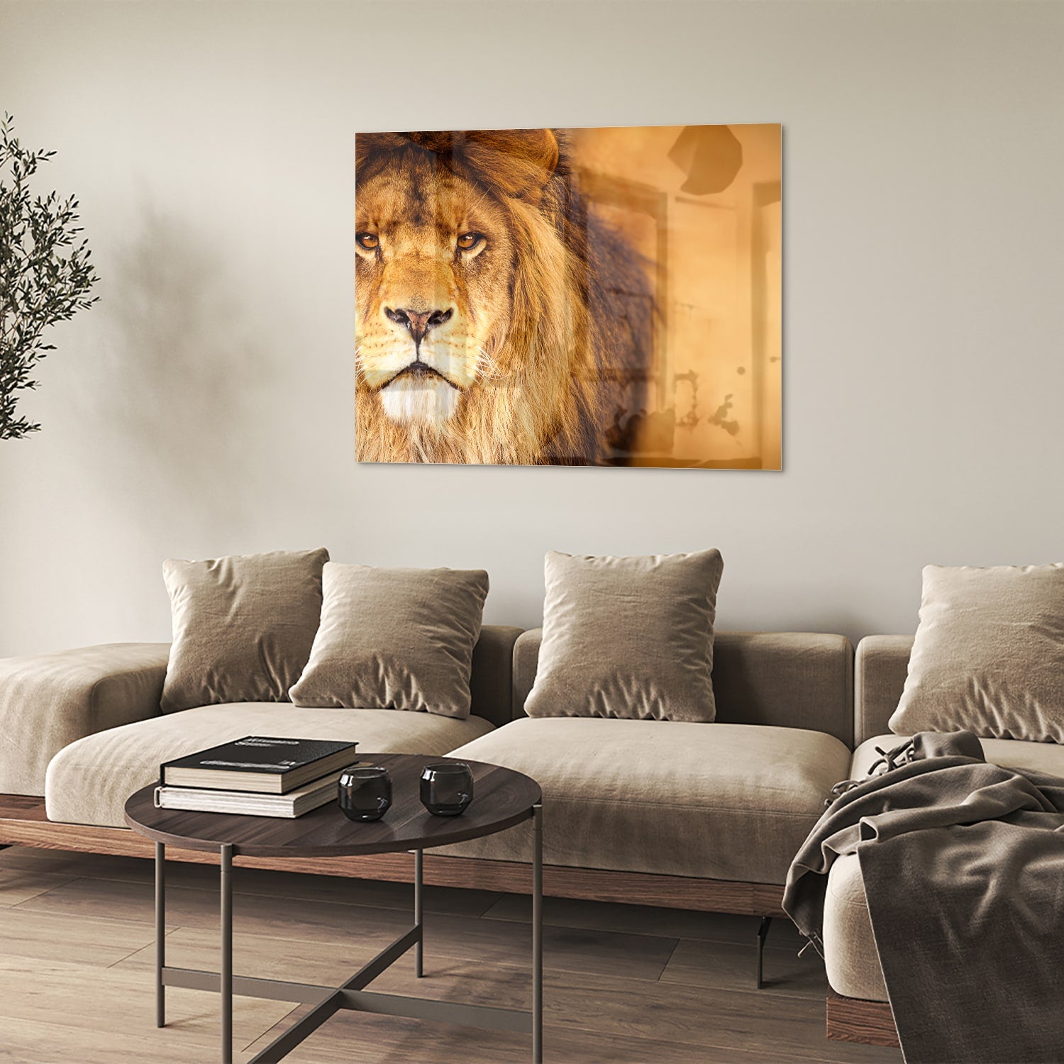 Glazen schilderij van een majestueuze leeuw in een modern interieur