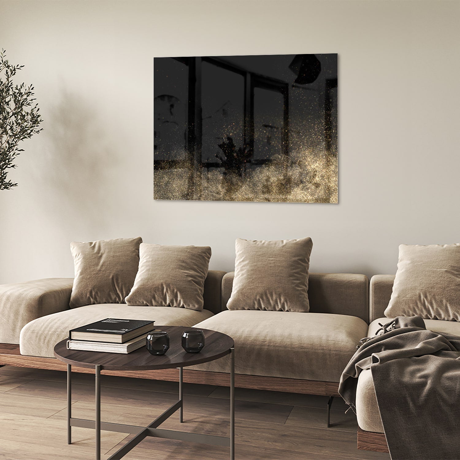 Glazen schilderij met zwarte achtergrond en gouden accenten aan de muur