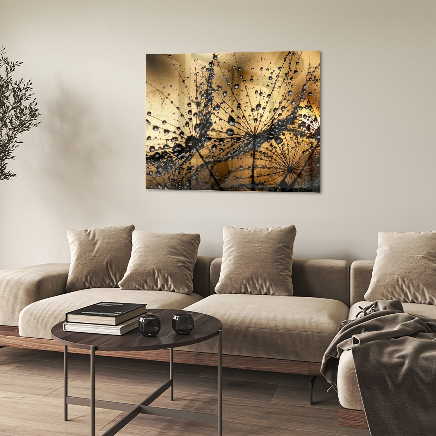 Glazen schilderij met gouden waterdruppels op een lichte muur.