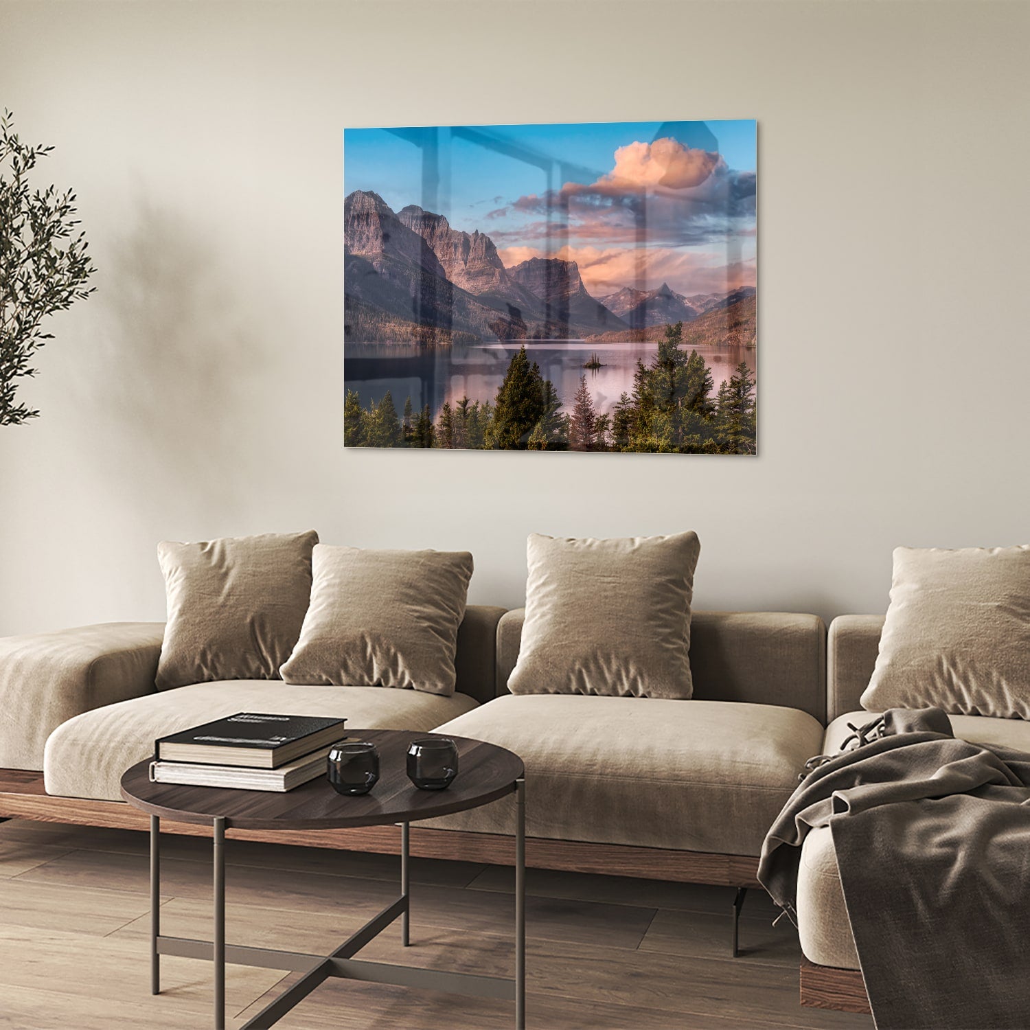 Glazen schilderij van bergen bij zonsopgang in een lichte woonkamer.