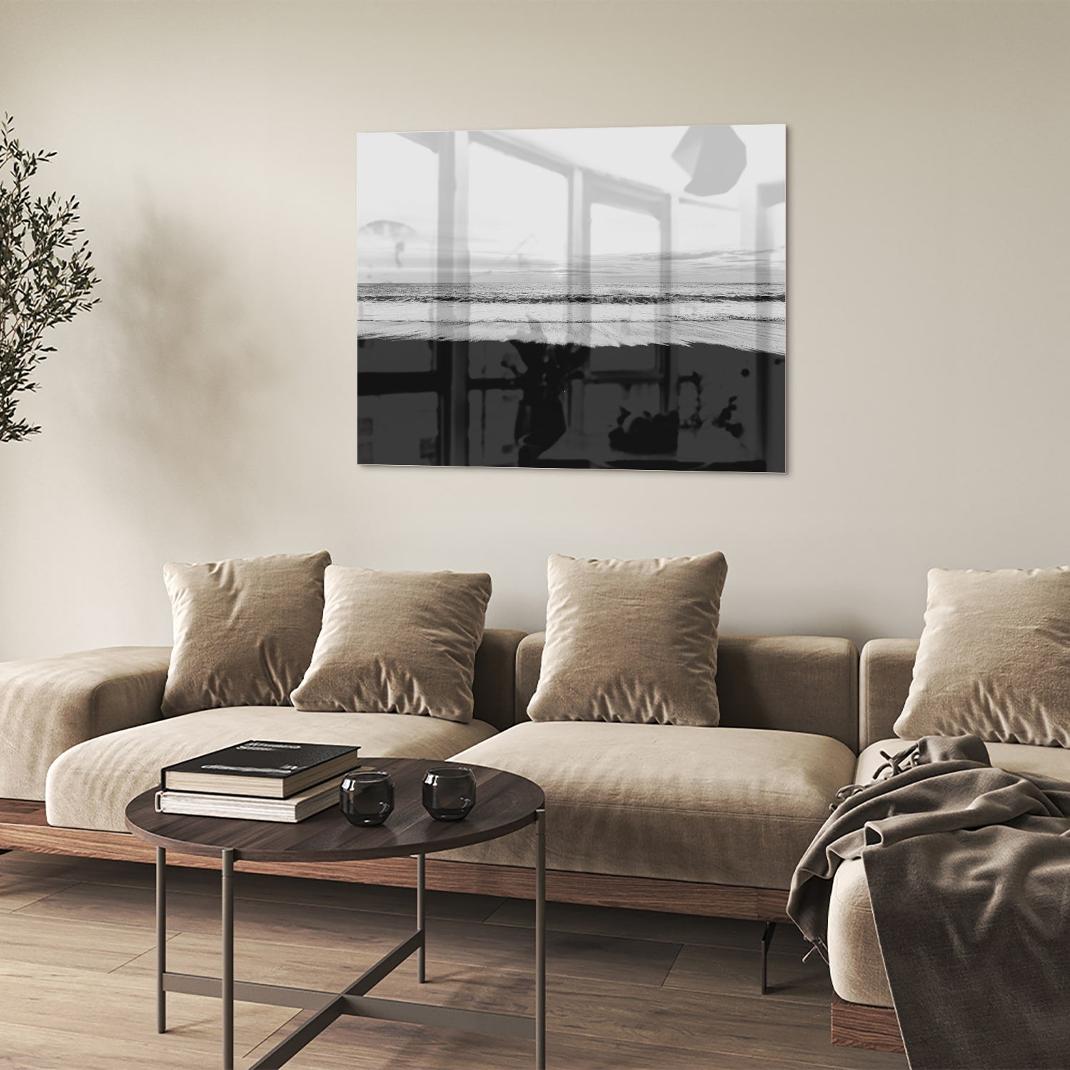 Minimalistisch zwart-wit glazen schilderij aan de muur in een modern interieur.