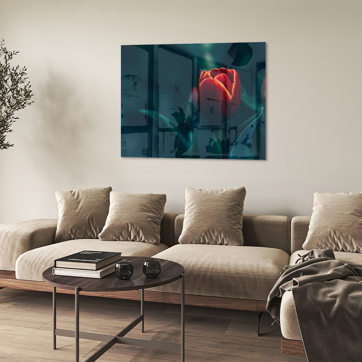 Glas schilderij van een rode tulp aan de muur in een modern interieur