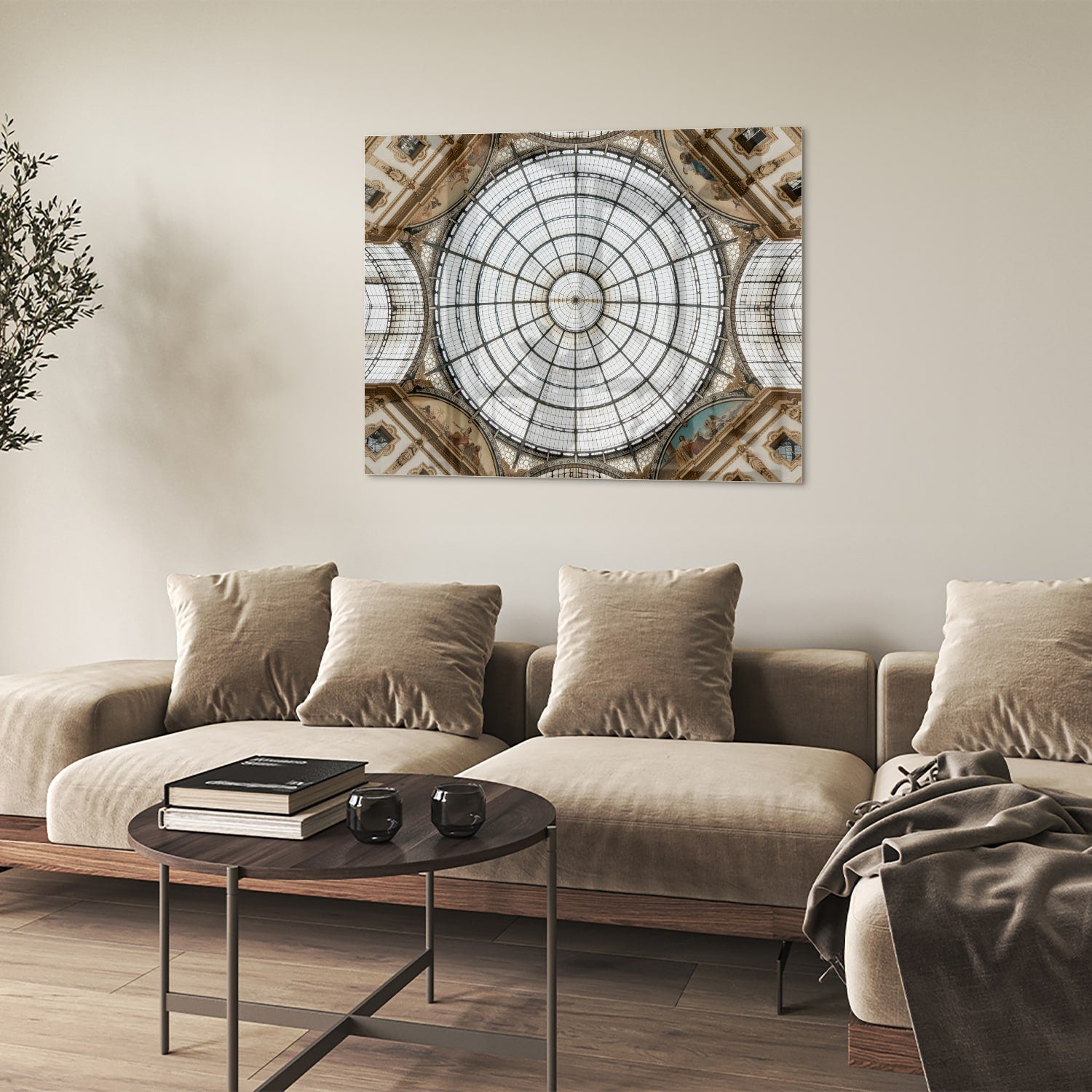 Elegant glazen schilderij van een kunstzinnige koepel op een muur.