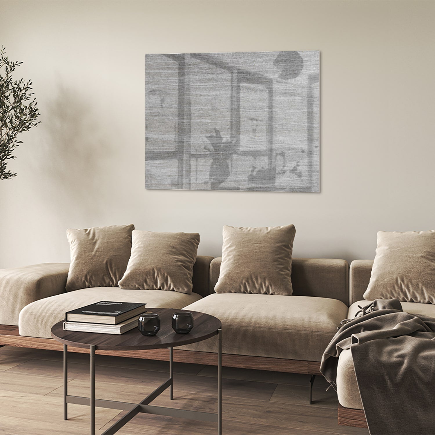 Minimalistisch glazen schilderij met grijstinten aan muur in moderne woonkamer.