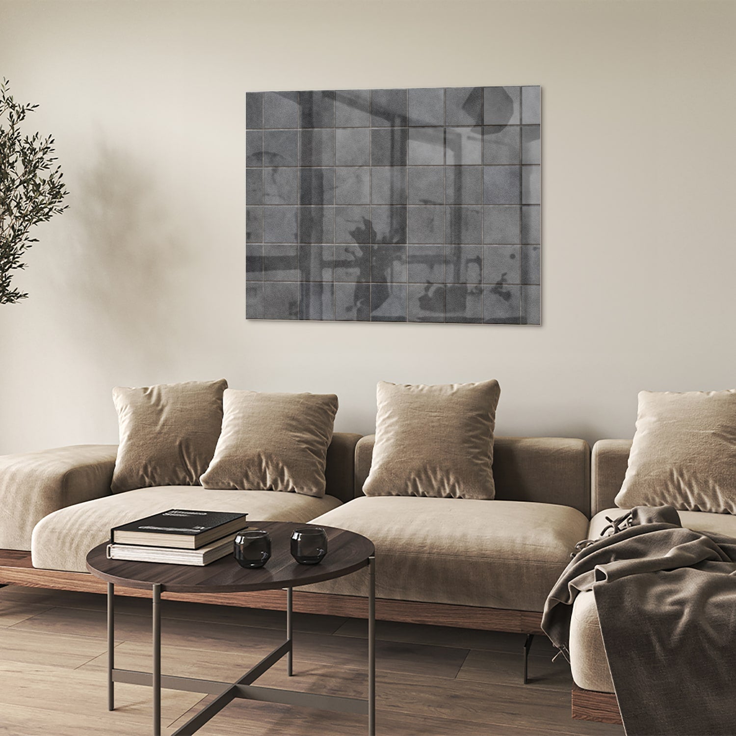Modern glazen schilderij in grijstinten aan de muur boven een houten kast