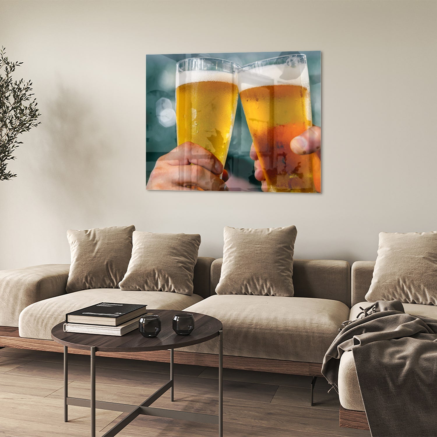 Glazen schilderij van twee glazen bier die aan elkaar getild worden in een feestelijke setting.