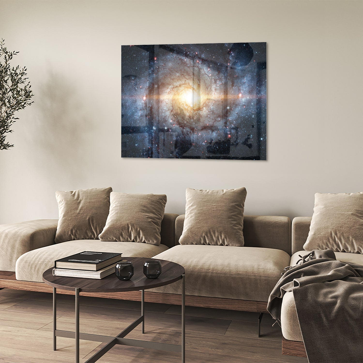 Glazen schilderij van een sterrenstelsel aan de muur in een lichte woonkamer.